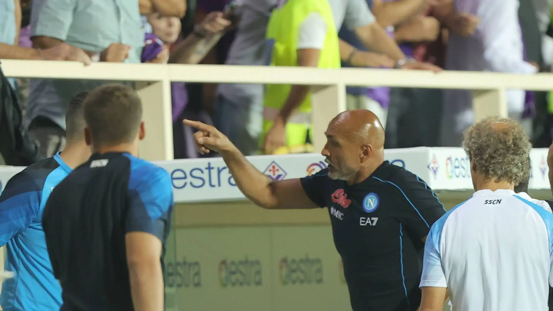 Durante la terza giornata di Serie A tra Fiorentina e Napoli, l'allenatore degli Azzurri è stato continuamente insultato da un tifoso appostato sugli spalti, dietro la sua panchina