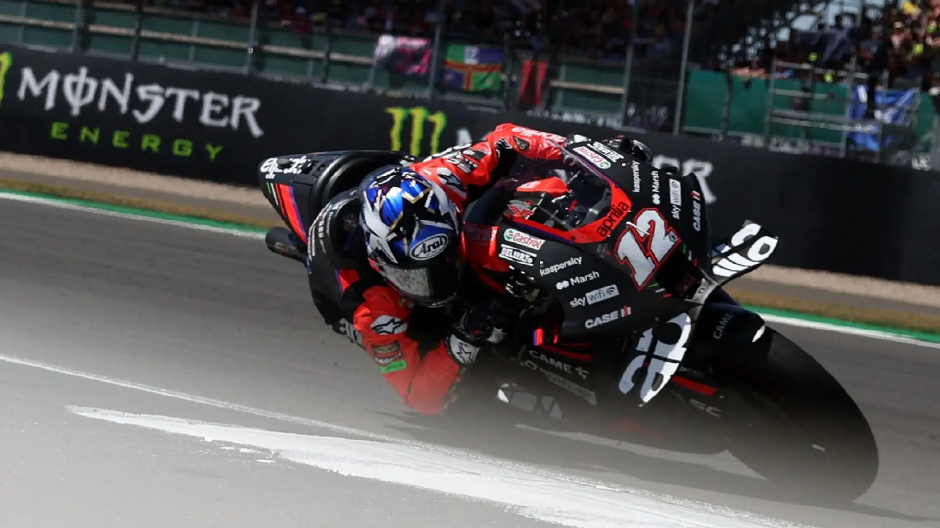 Maverick Vinales 9,5: gara superlativa dello spagnolo dell'Aprilia, mezzo punto in meno per la partenza non perfetta e il duello perso nel finale con Bagnaia