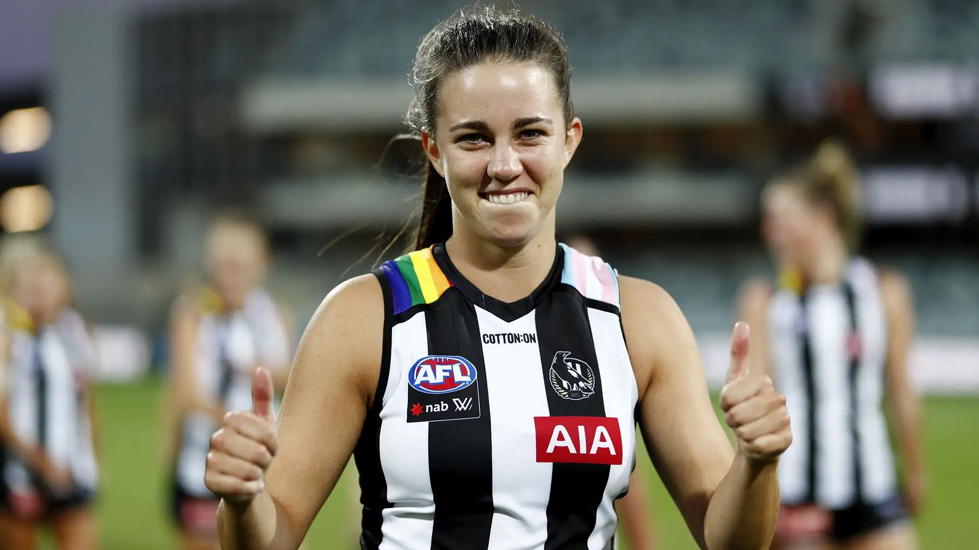 È anche corrispondente del programma Fox Footy AFL Tonight...