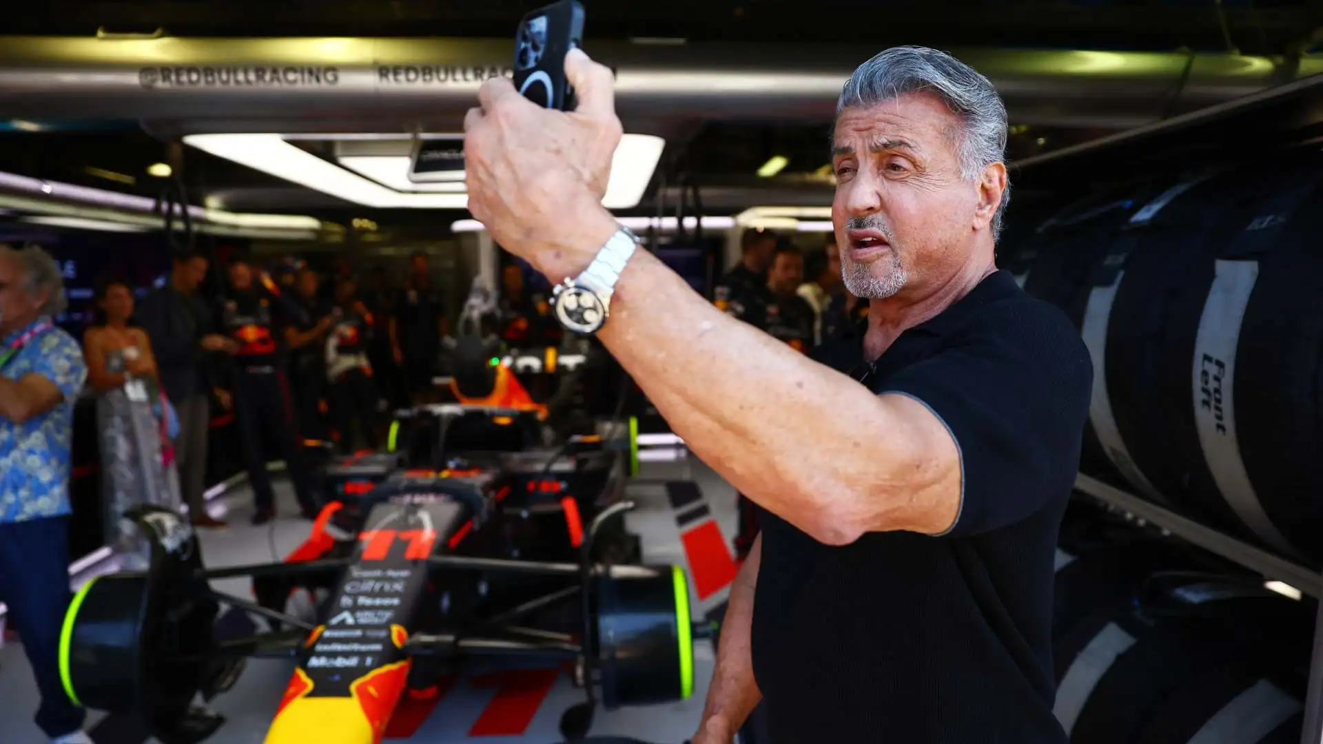 Ha fatto selfie e scattato foto con Verstappen e non solo