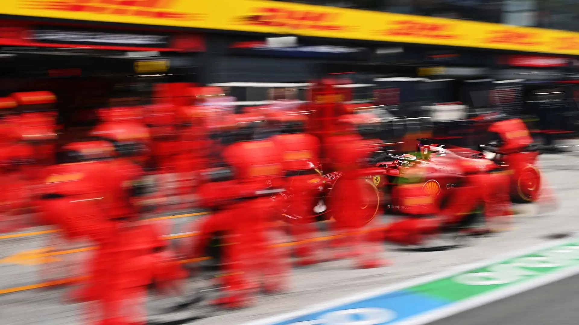 Un addetto del Cavallino si è dimenticato di portare la gomma posteriore sinistra nuova da montare sulla F1-75