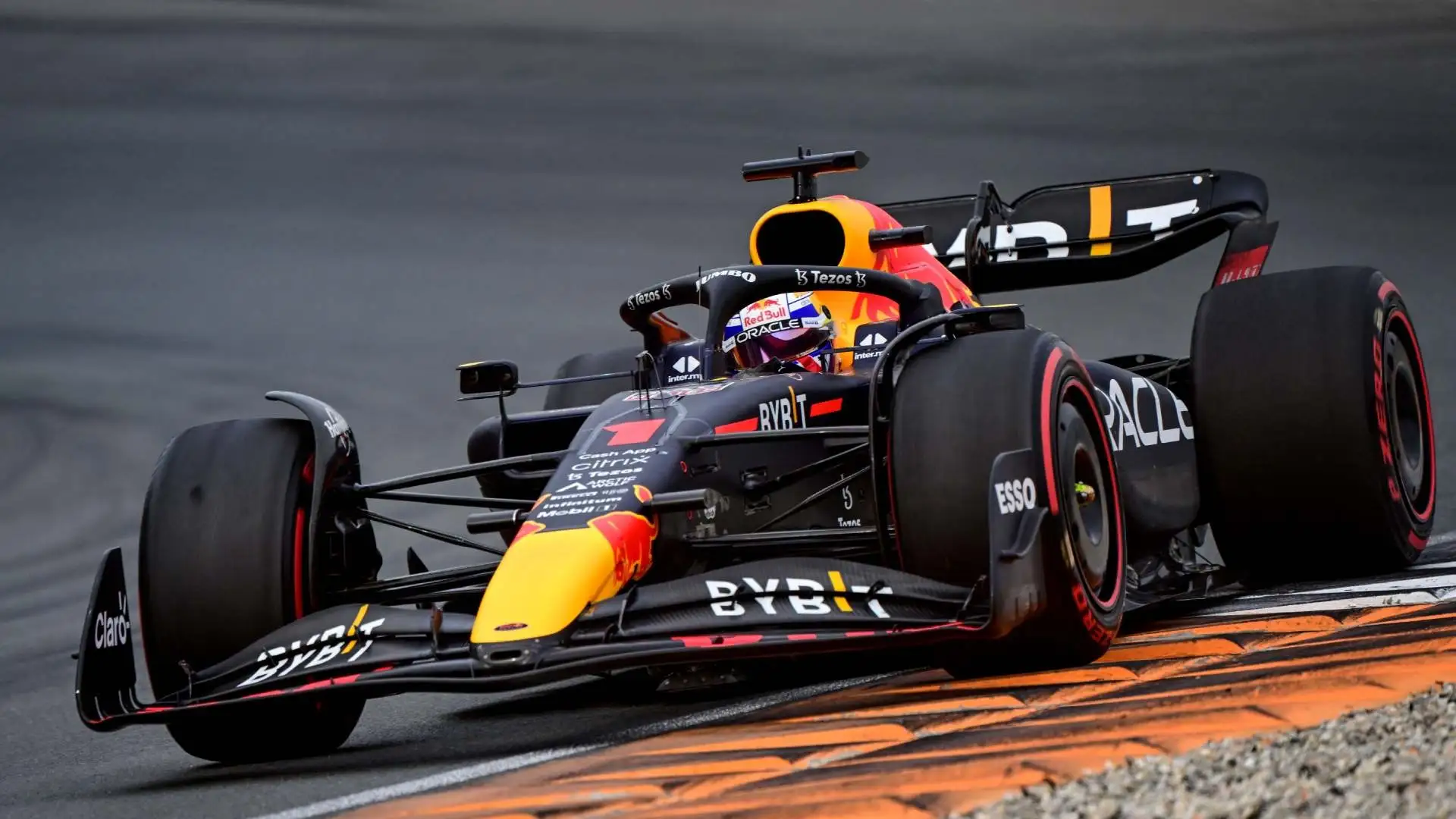 Verstappen 9: perfetto come al solito e anche fortunato nel momento della safety-car. Da qualche Gp a questa parte nessuno riesce a stargli dietro