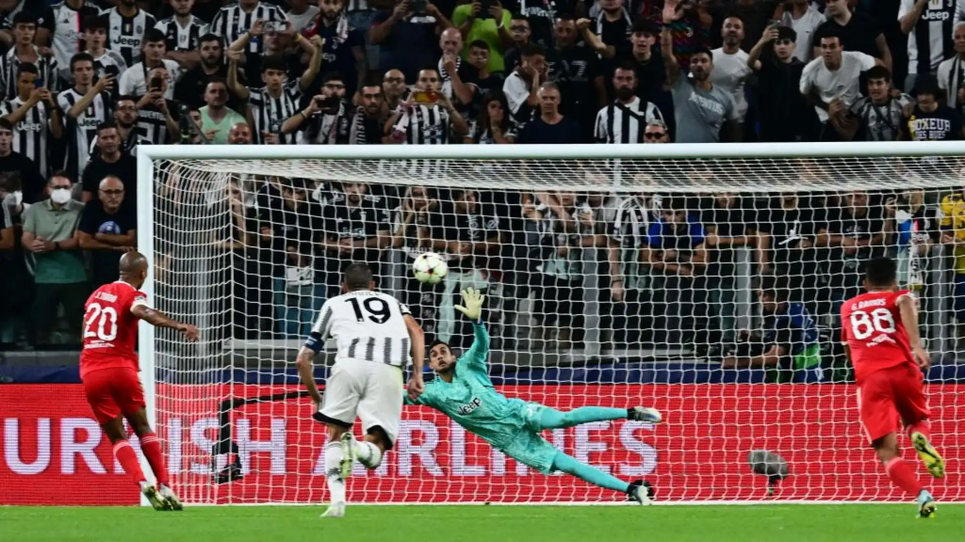 Passati in vantaggio col solito Milik, gli uomini di Allegri hanno subito il pareggio su calcio di rigore.