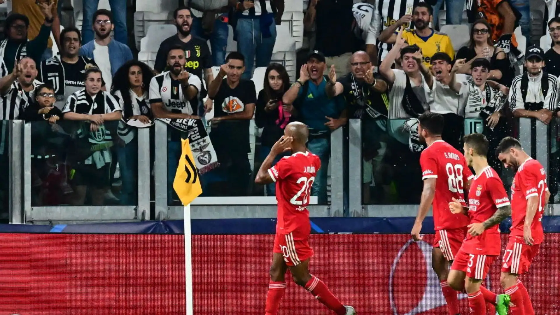 Ricordando anche il suo passato nerazzurro, si è portato le mani alle orecchie provocando i tifosi bianconeri.