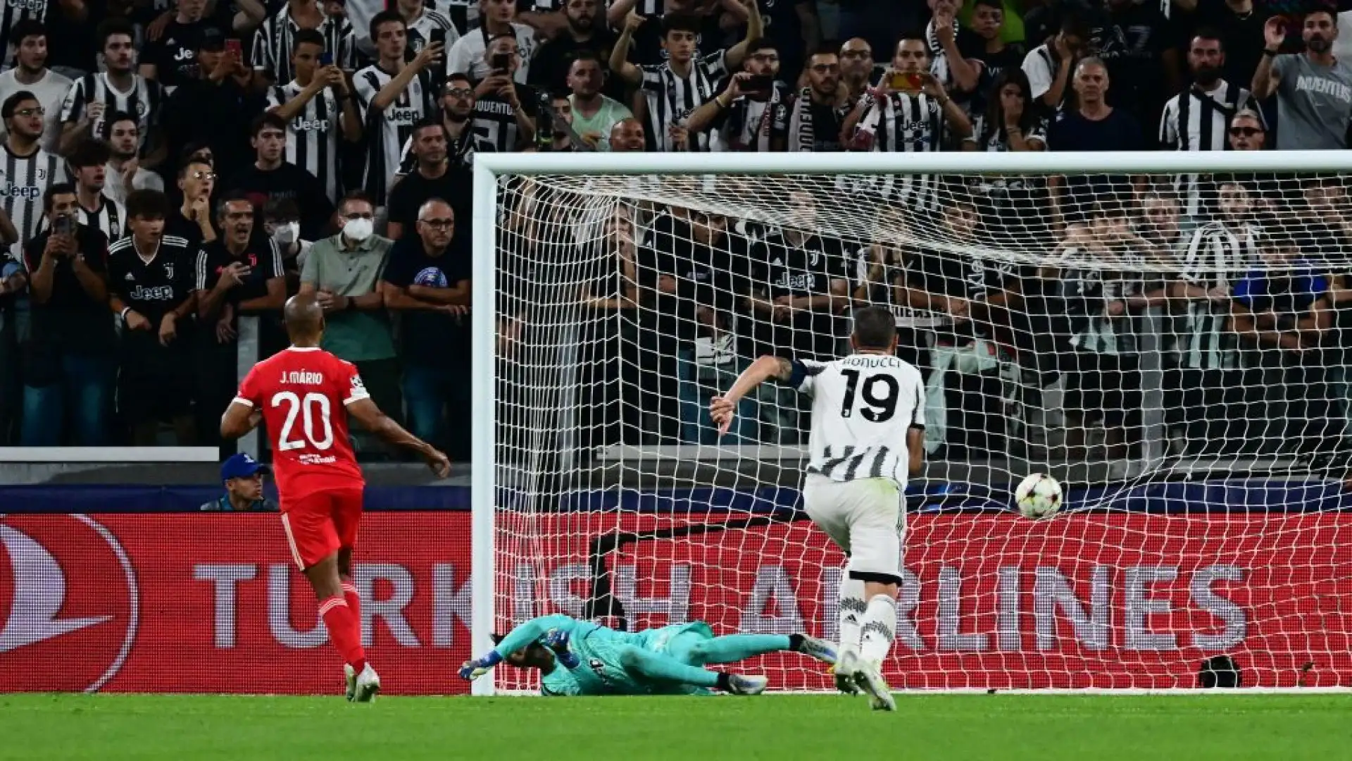 Il portoghese per festeggiare il provvisorio 1-1 è andato sotto i tifosi della Juventus.