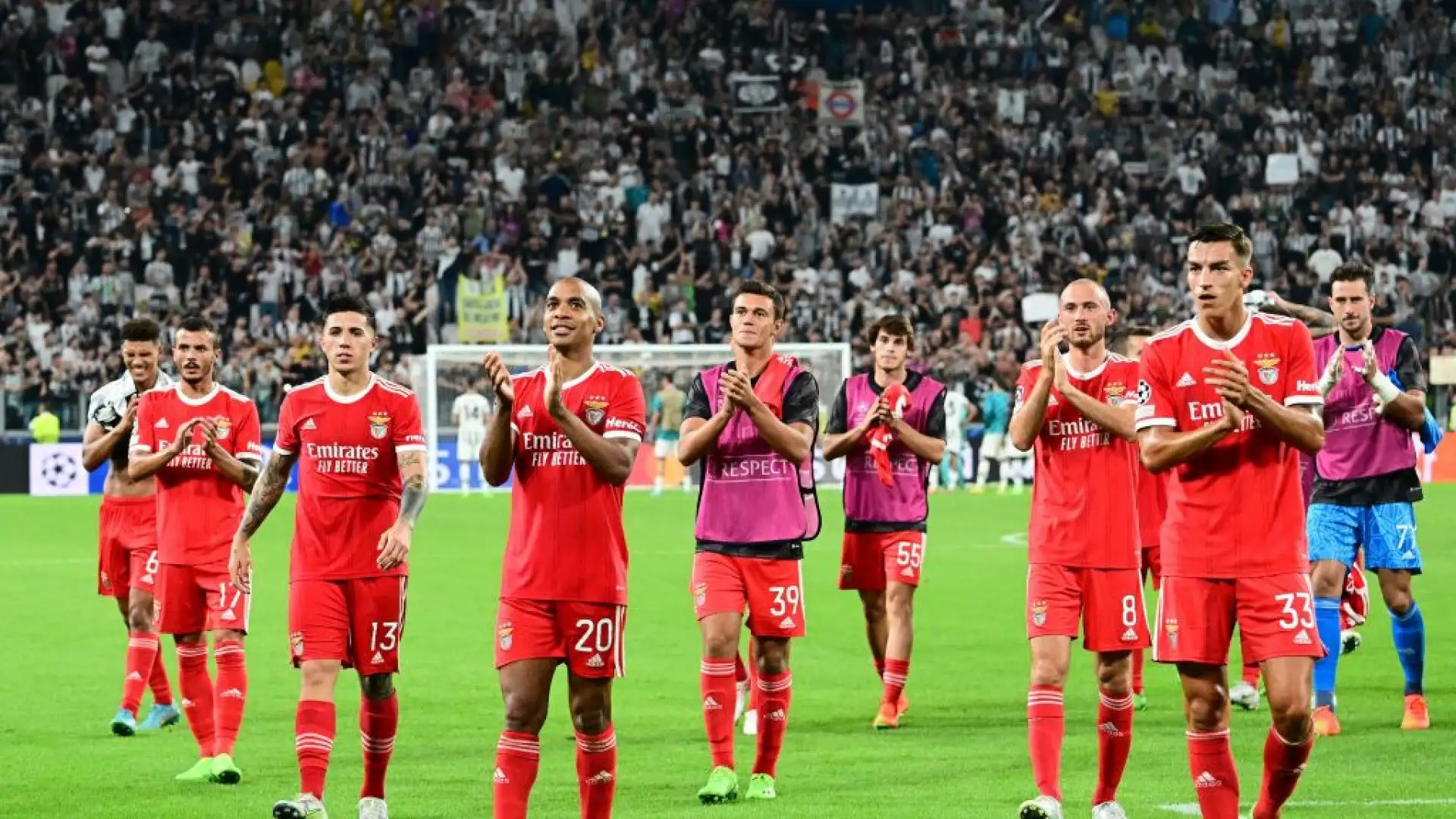 Alla fine Joao Mario ha festeggiato la vittoria con i compagni.