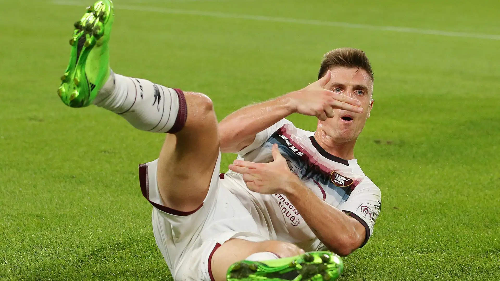 Piatek con un'esultanza probabilmente evitabile in un momento storico del genere