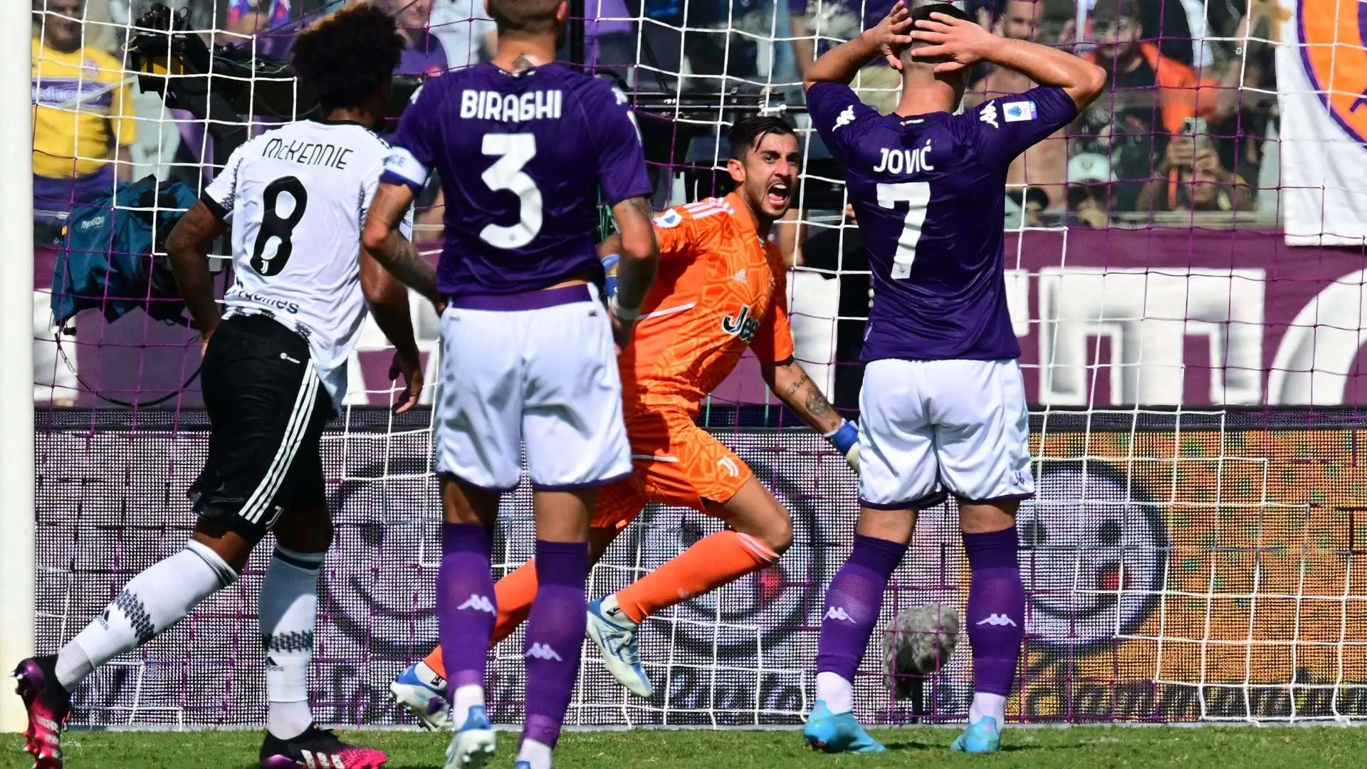 Jovic 5: Ha sulla coscienza il rigore sbagliato, ma anche nel resto del match non brilla.