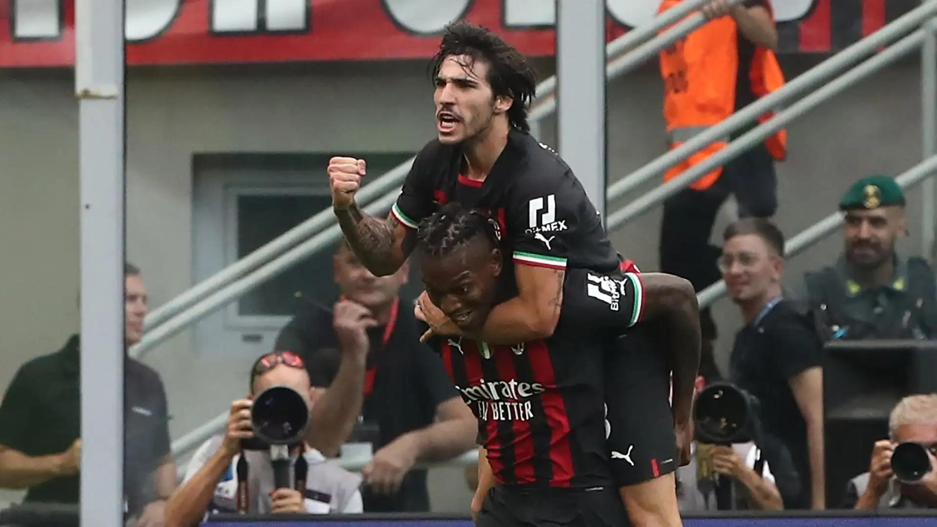 Sandro Tonali 7: giganteggia in mezzo e l'assist per Leao è favoloso