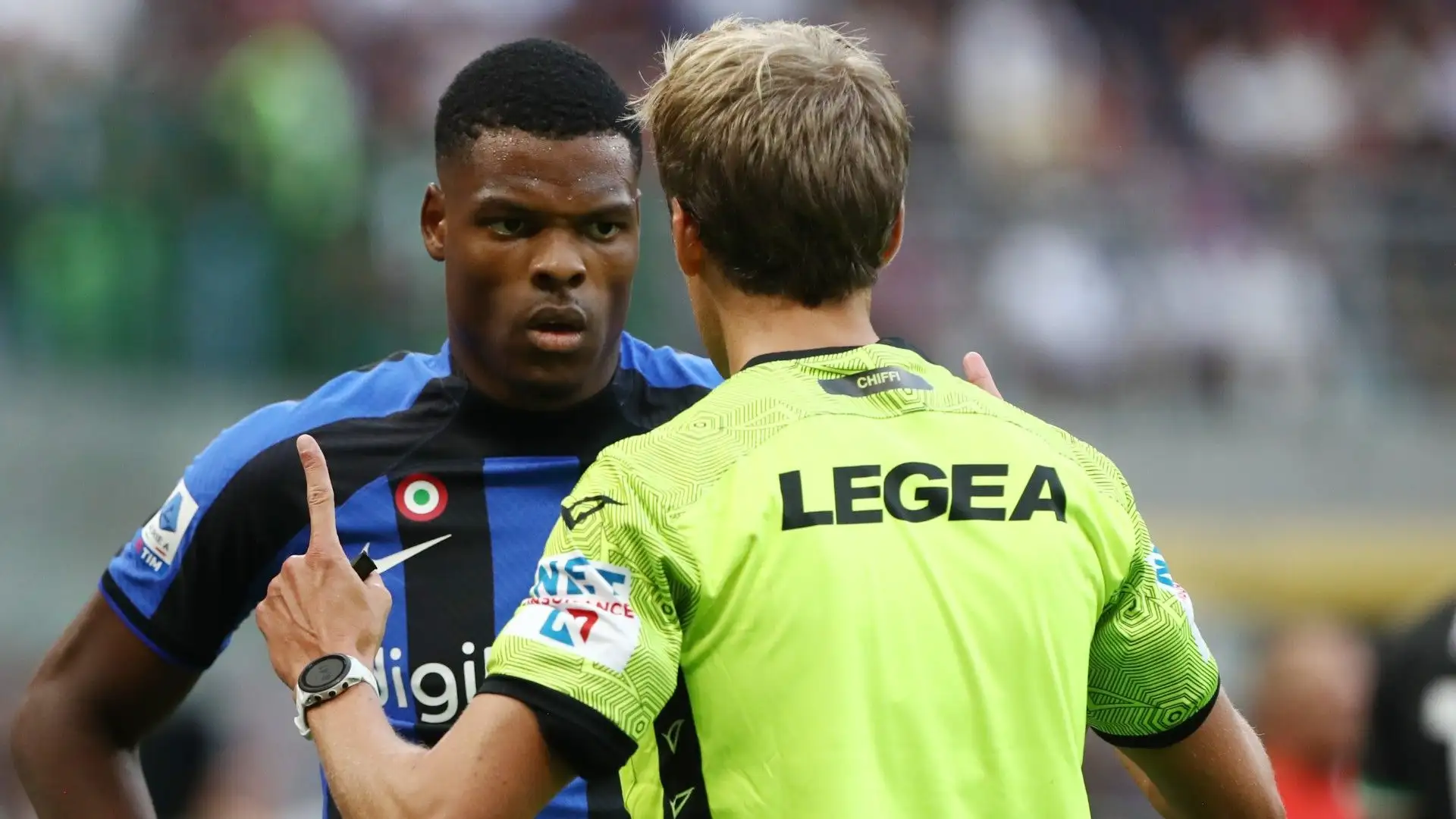 Dumfries 5.5: gestisce bene Theo Hernandez, ma non riesce praticamente mai a tenere Leao