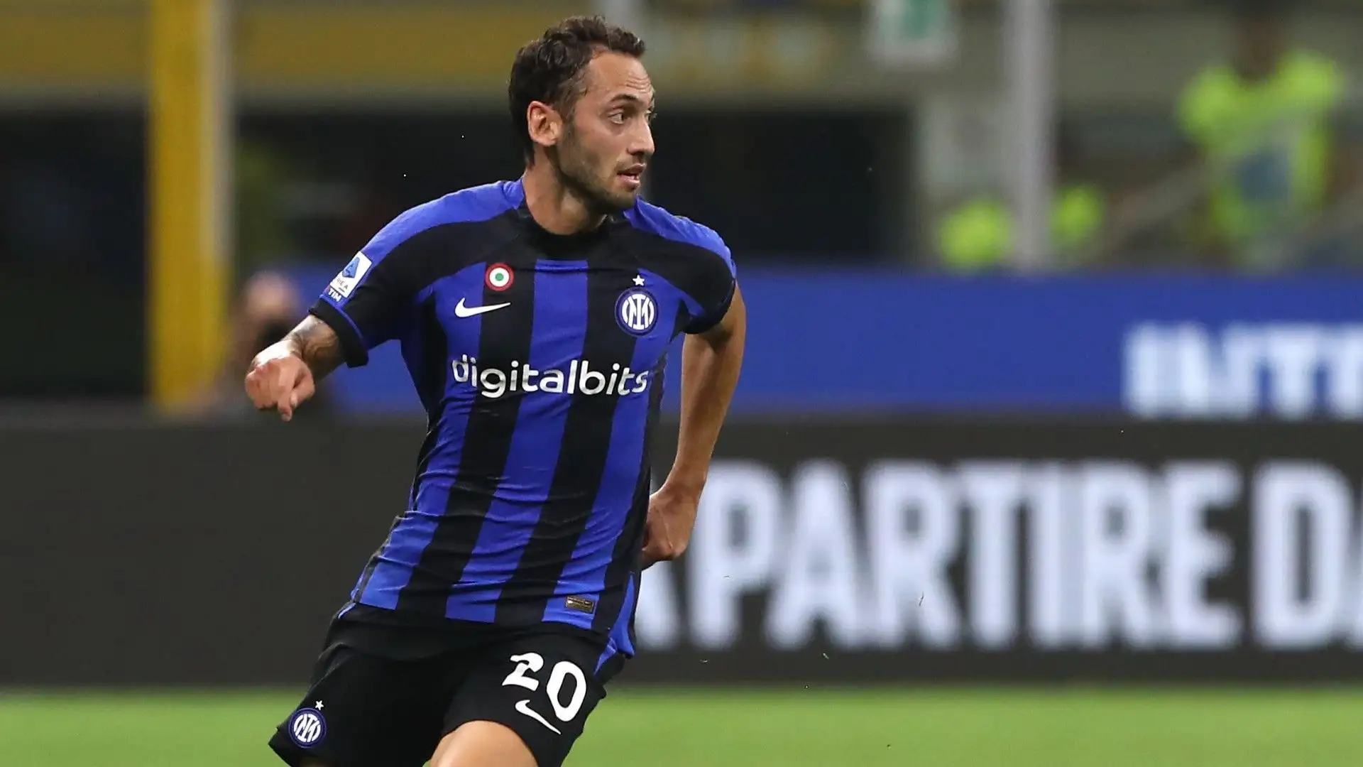 Hakan Calhanoglu 5: l'errore che porta al gol di Leao pesa come un macigno, cerca di riscattarsi ma Maignan è bravissimo sul suo mancino