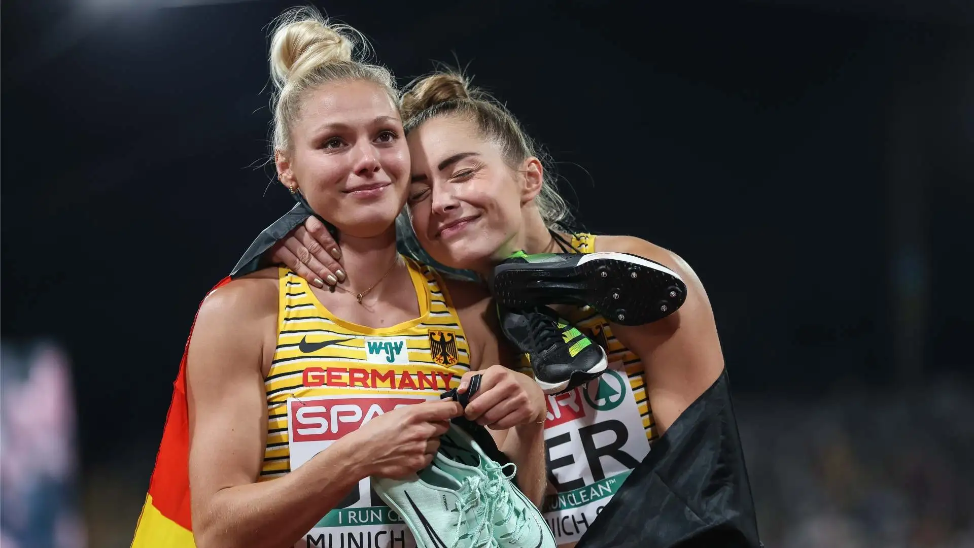 Come la medaglia d'oro nella 4x100 agli Europei di Berlino 2022, qui festeggiata con la compagna Gina Luckenkemper