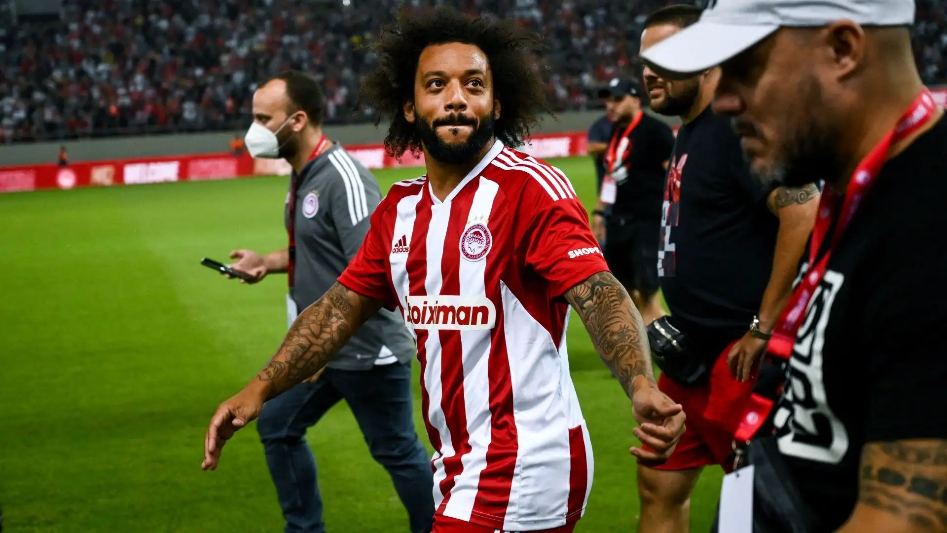 Coin grande disponibilità, l'ex Real Madrid ha salutato tutti i settori dello stadio, che era affollatissimo