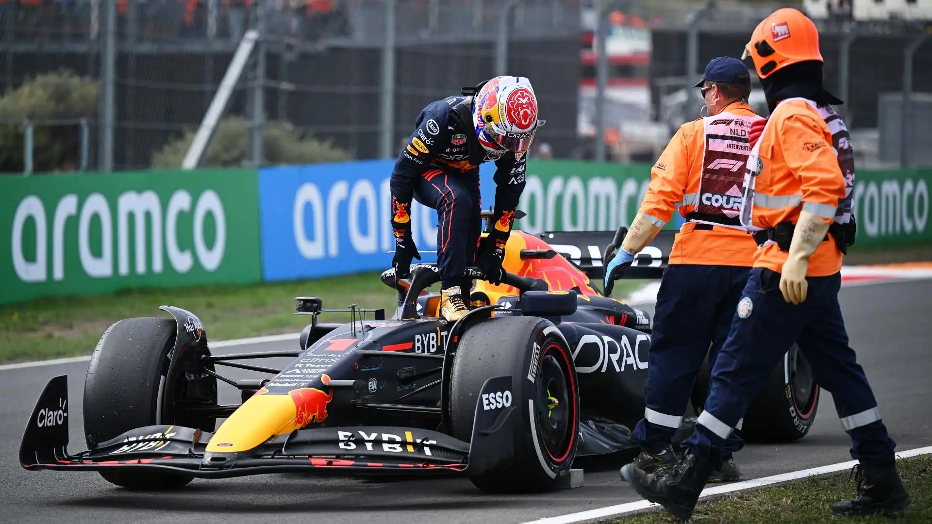 Poi, sulla Red Bull del campione del mondo, si è rotto il cambio