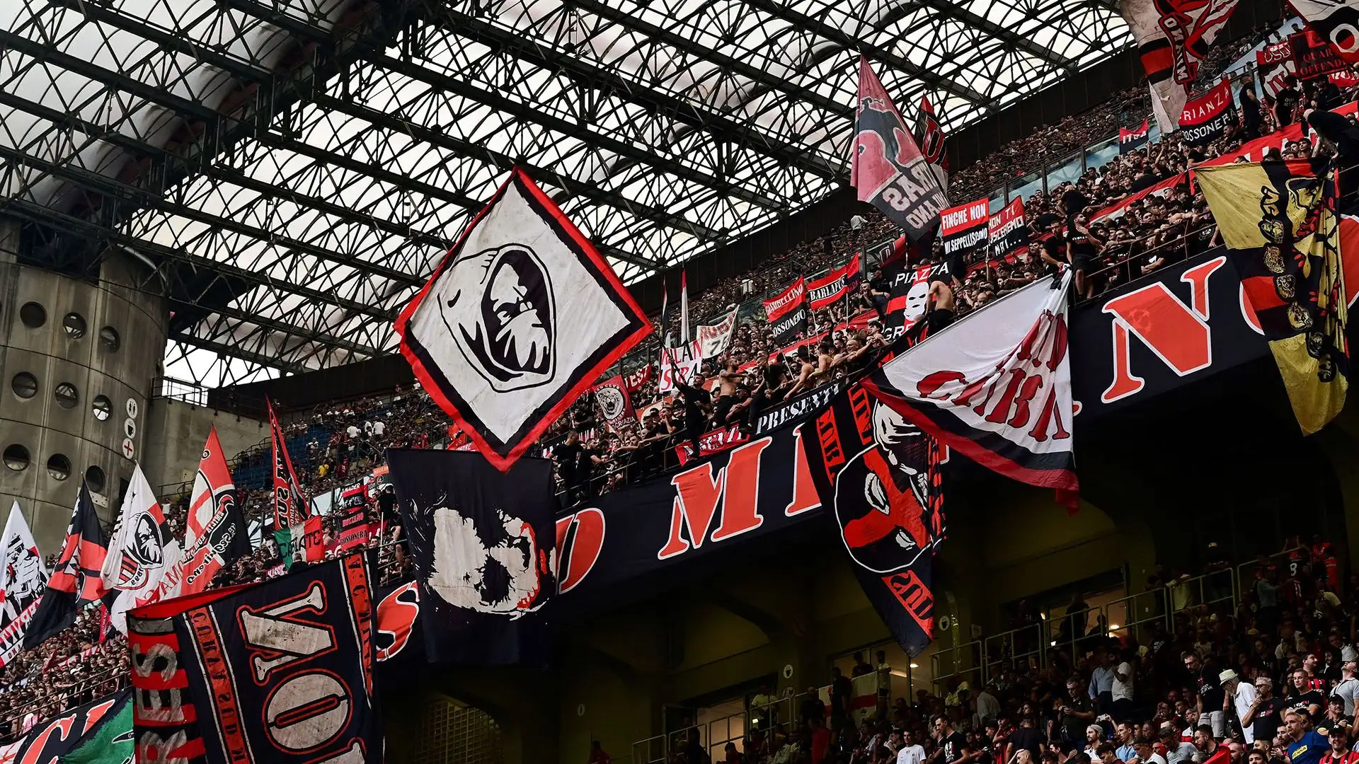 A portare in vantaggio i rossoneri, al termine di un primo tempo dai ritmi non eccezionali, è il solito Olivier Giroud,...