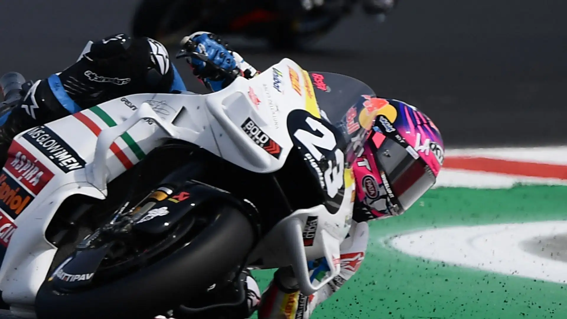 Bastianini 9: il riminese dopo una prima metà gara di gestione si scatena ma perde la volata finale con Bagnaia, il suo prossimo compagno di scuderia 
