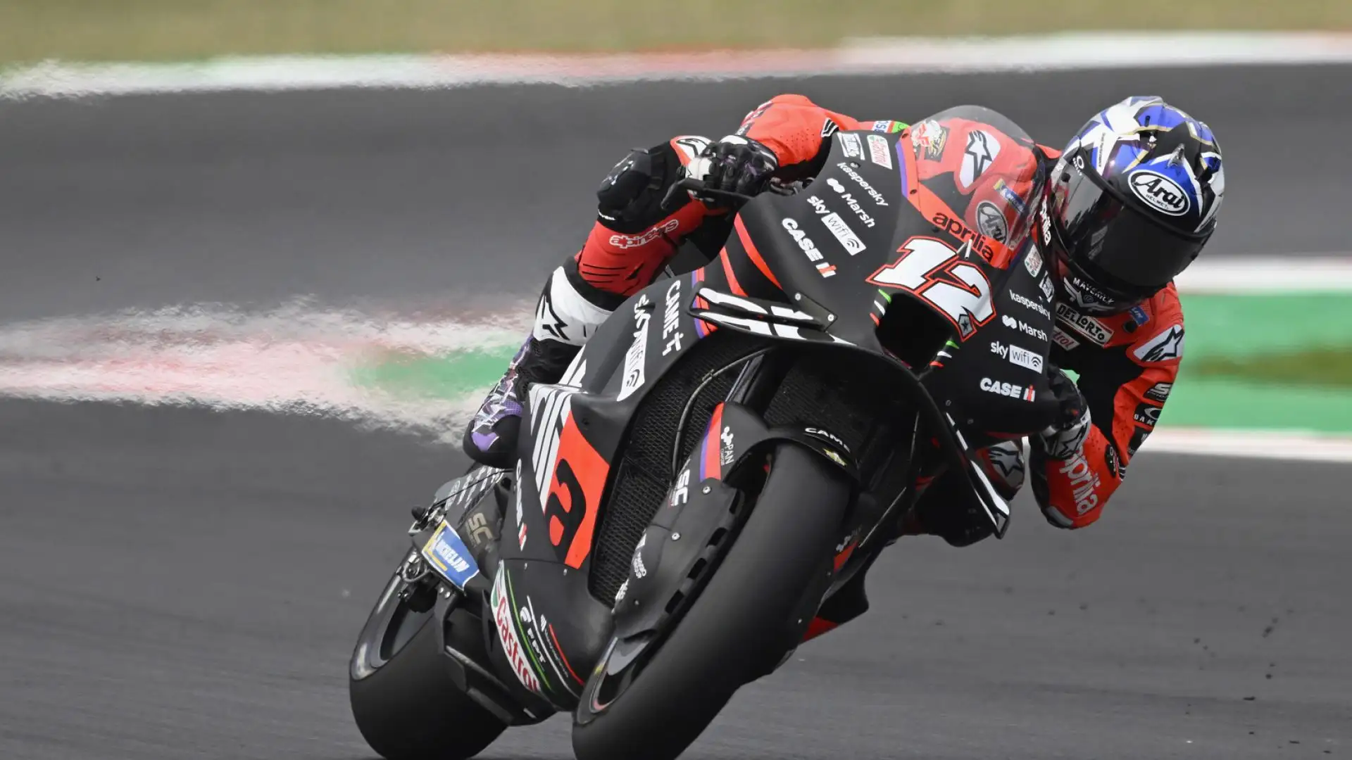 Viñales 8: lo spagnolo è in giornata sì e fa soffrire Bagnaia nella prima parte di gara, poi cala alla distanza ma la terza posizione è meritatissima
