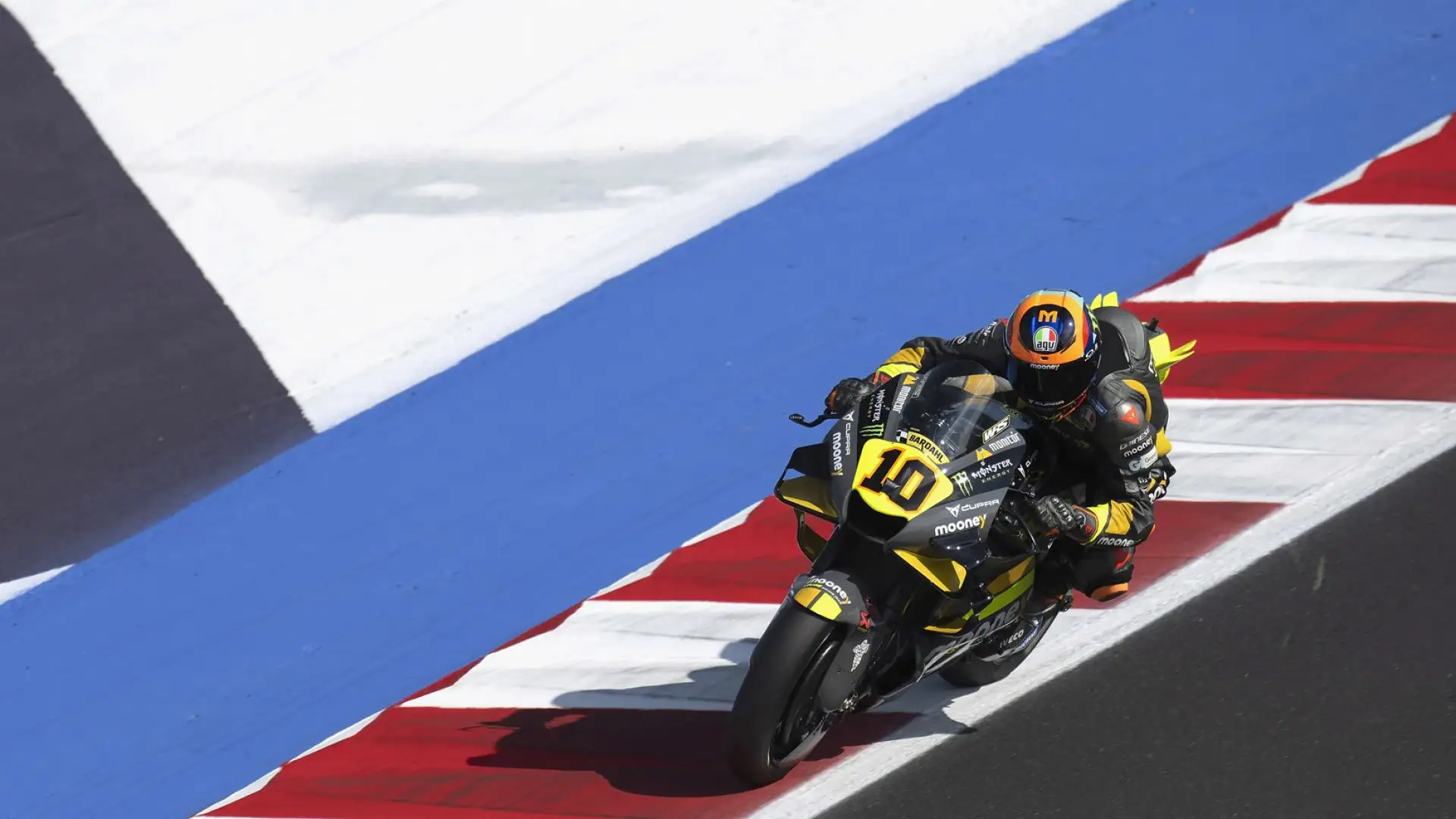 Marini 7,5: gara molto consistente del fratello di Valentino Rossi, che tiene un gran ritmo e si tiene dietro anche un pezzo da novanta come Quartararo
