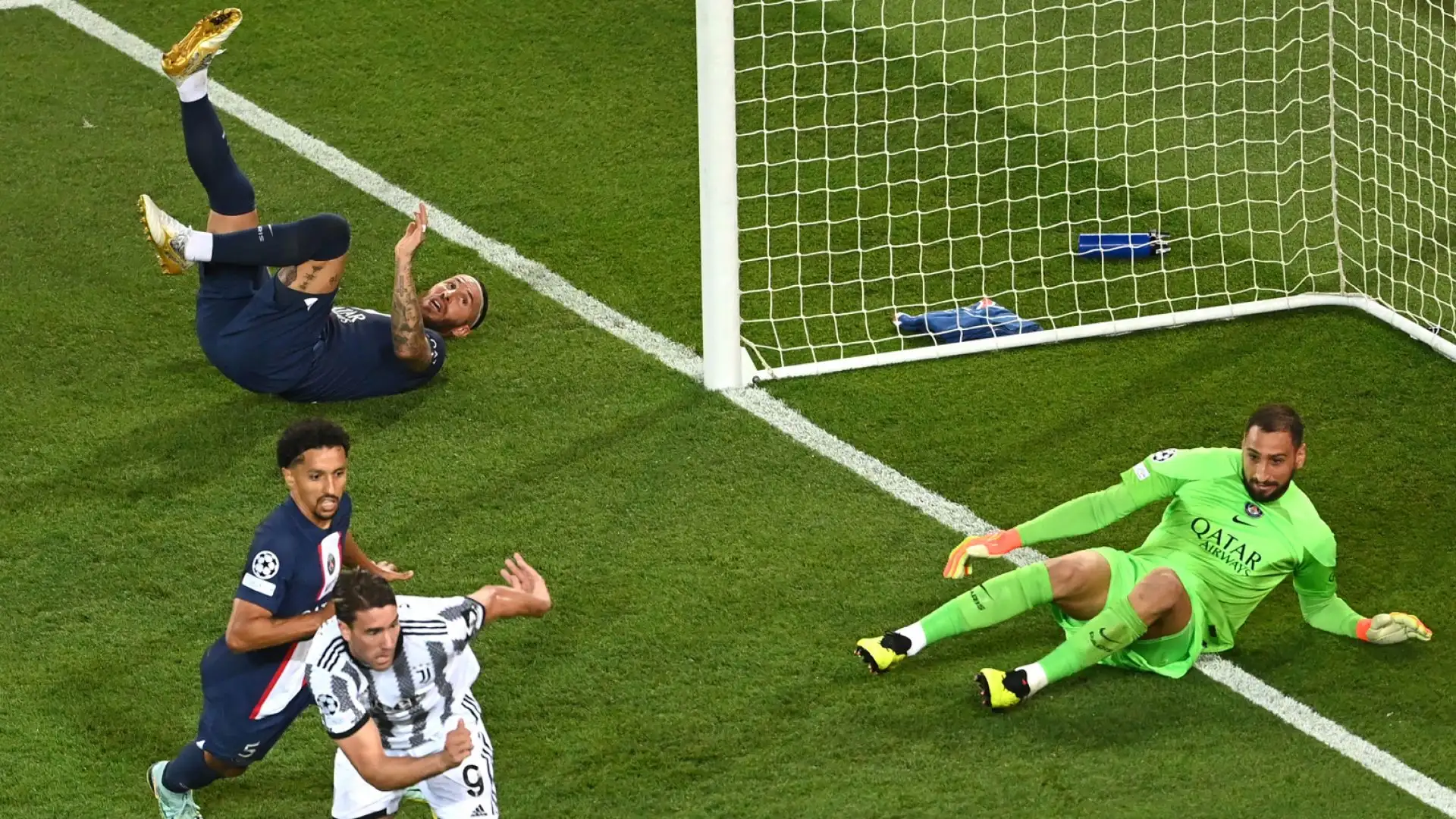 Vlahovic 6: l'attaccante bianconero lotta ma davanti si vede poco
