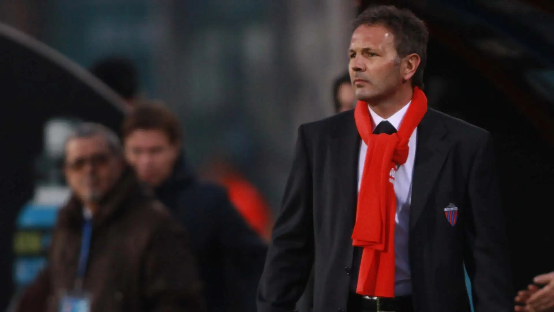 Anche a Catania subentra a stagione in corso, nel campionato 2009-10, concludendolo in 13esima posizione