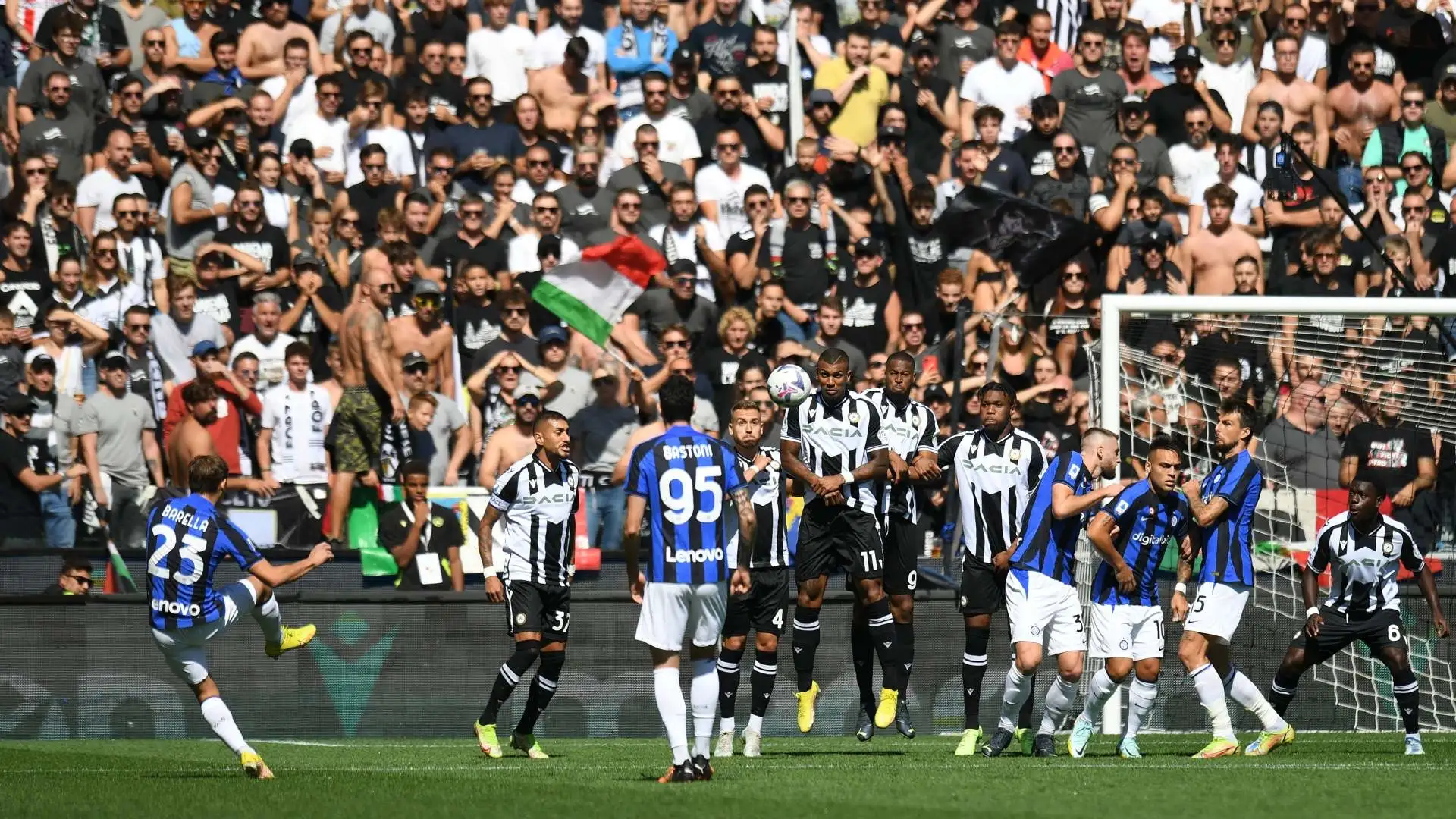 Barella 6.5: il gol su punizione è una gemma, ma poi cala