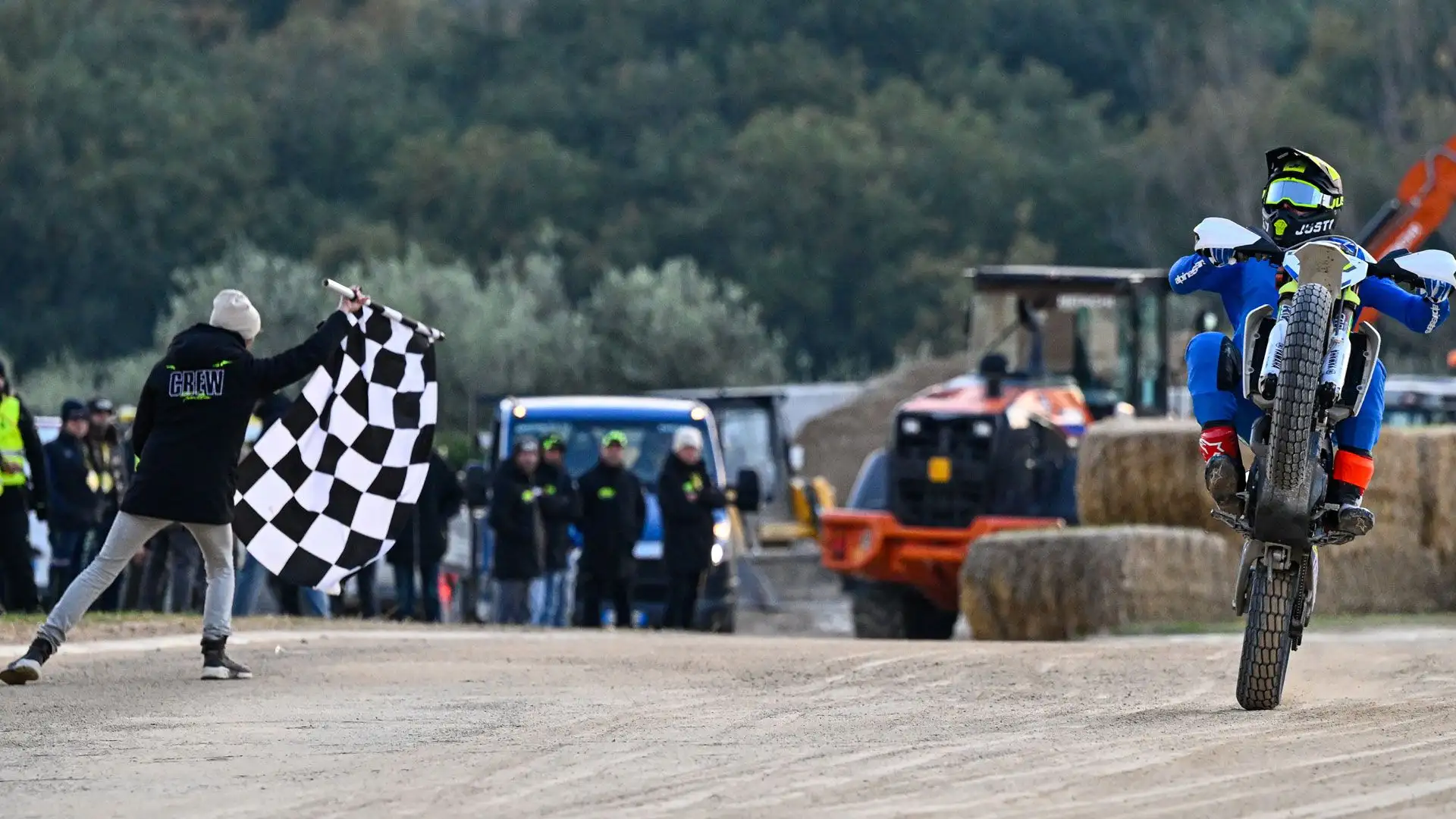 La bandiera a scacchi pone fine alla competizione