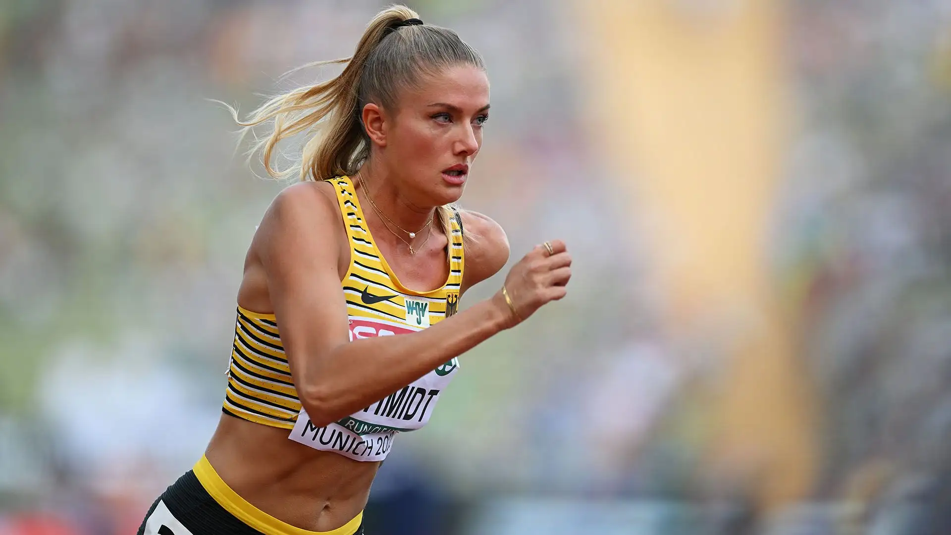 Nel 2017, la rivista australiana Busted Coverage ha descritto Schmidt come "l'atleta più bella del mondo". 