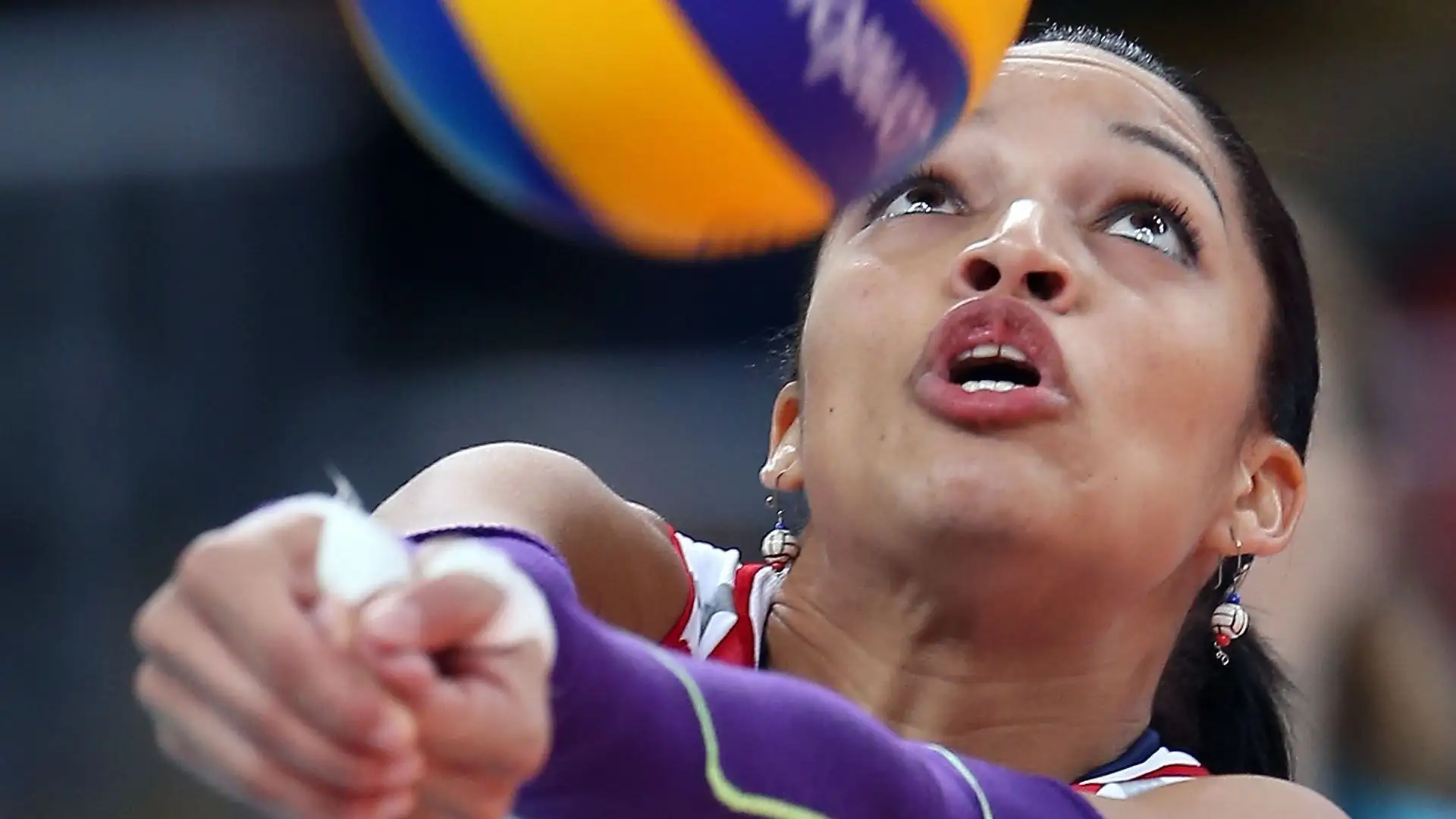 Brenda è alta 167 cm, pesa 55 kg. Tuttora gioca in Italia nella squadra Savino Del Bene