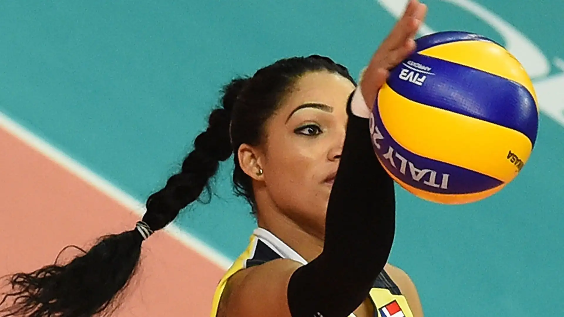 Brenda è alta 167 cm, pesa 55 kg. Tuttora gioca in Italia nella squadra Savino Del Bene