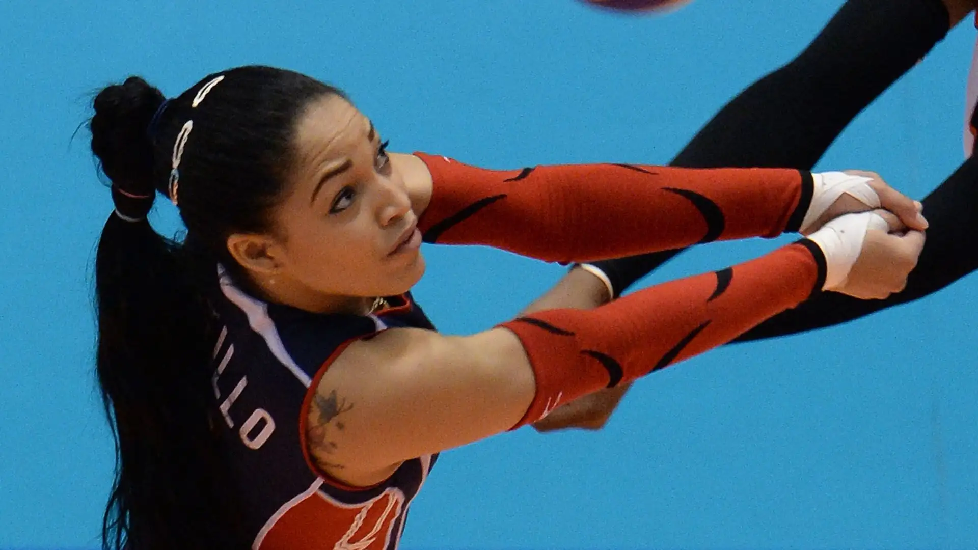 Brenda è alta 167 cm, pesa 55 kg. Tuttora gioca in Italia nella squadra Savino Del Bene