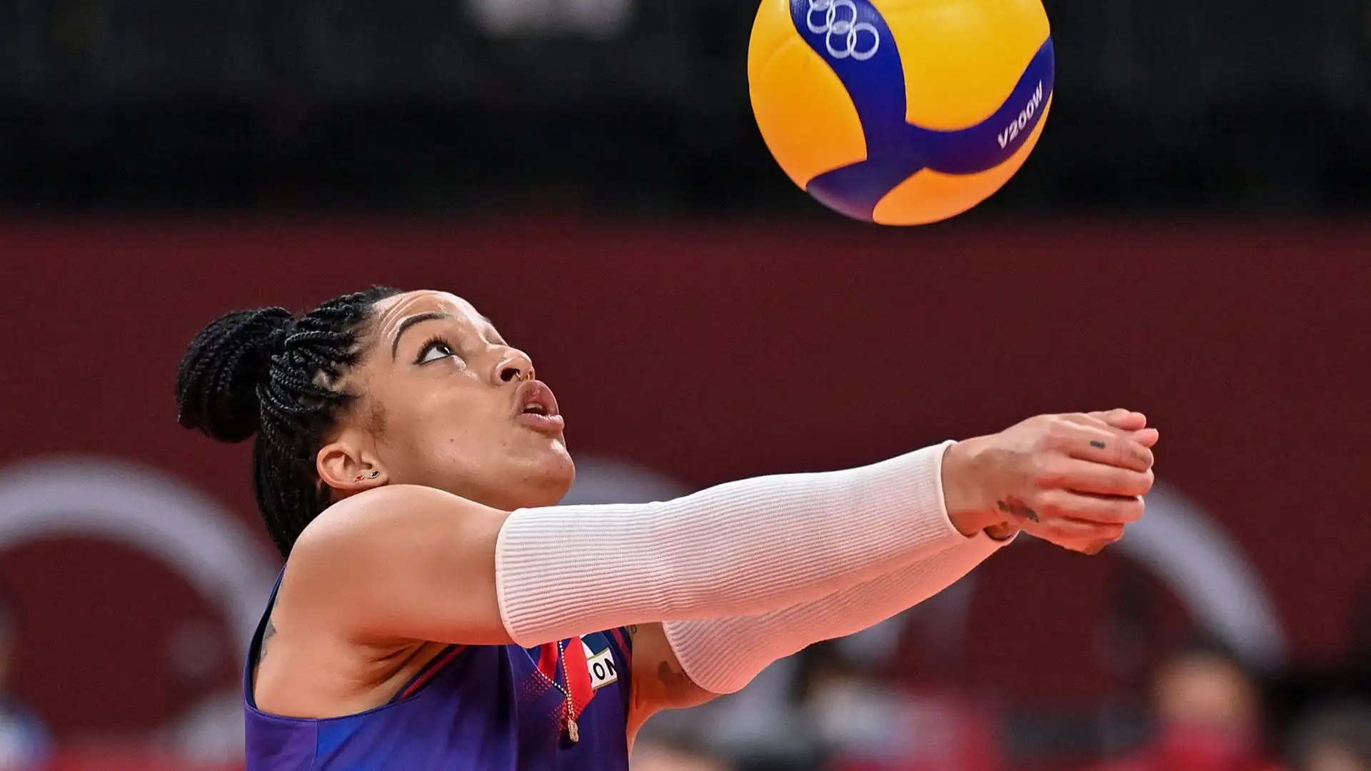 Brenda è alta 167 cm, pesa 55 kg. Tuttora gioca in Italia nella squadra Savino Del Bene