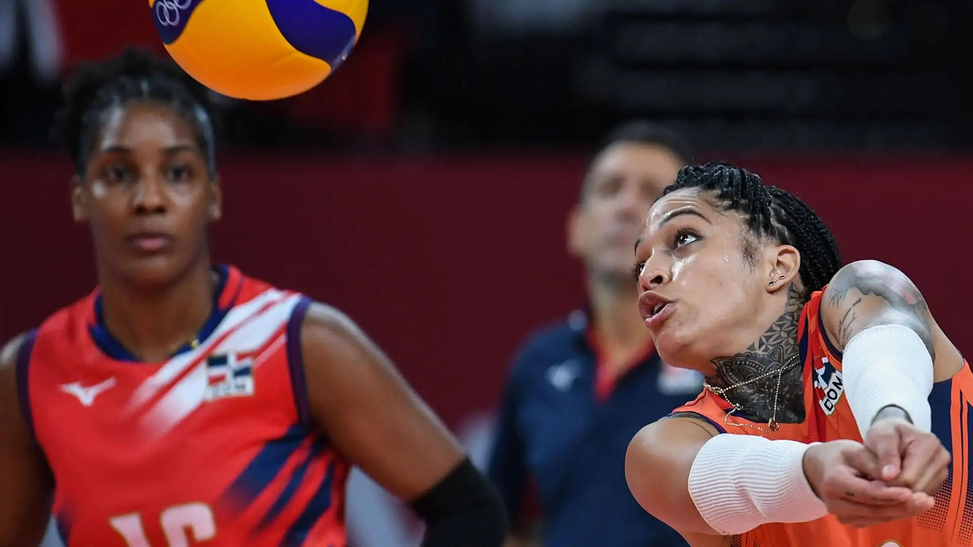 Brenda è alta 167 cm, pesa 55 kg. Tuttora gioca in Italia nella squadra Savino Del Bene