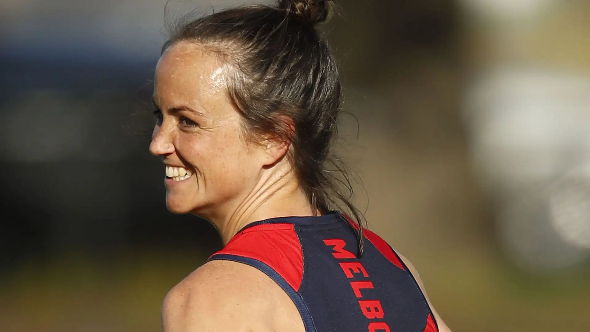 E' una calciatrice australiana che gioca per il Melbourne Football Club