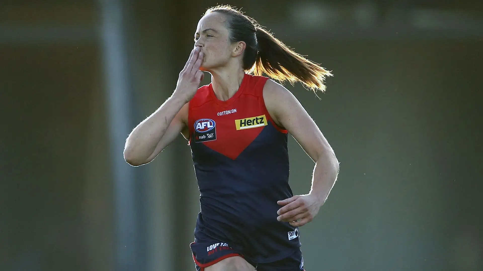 E' una calciatrice australiana che gioca per il Melbourne Football Club
