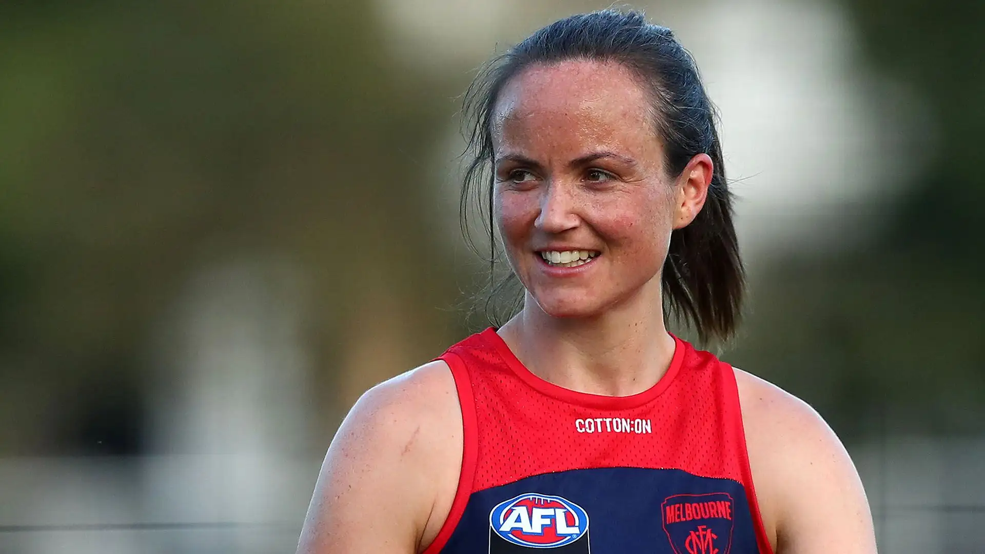 E' una calciatrice australiana che gioca per il Melbourne Football Club