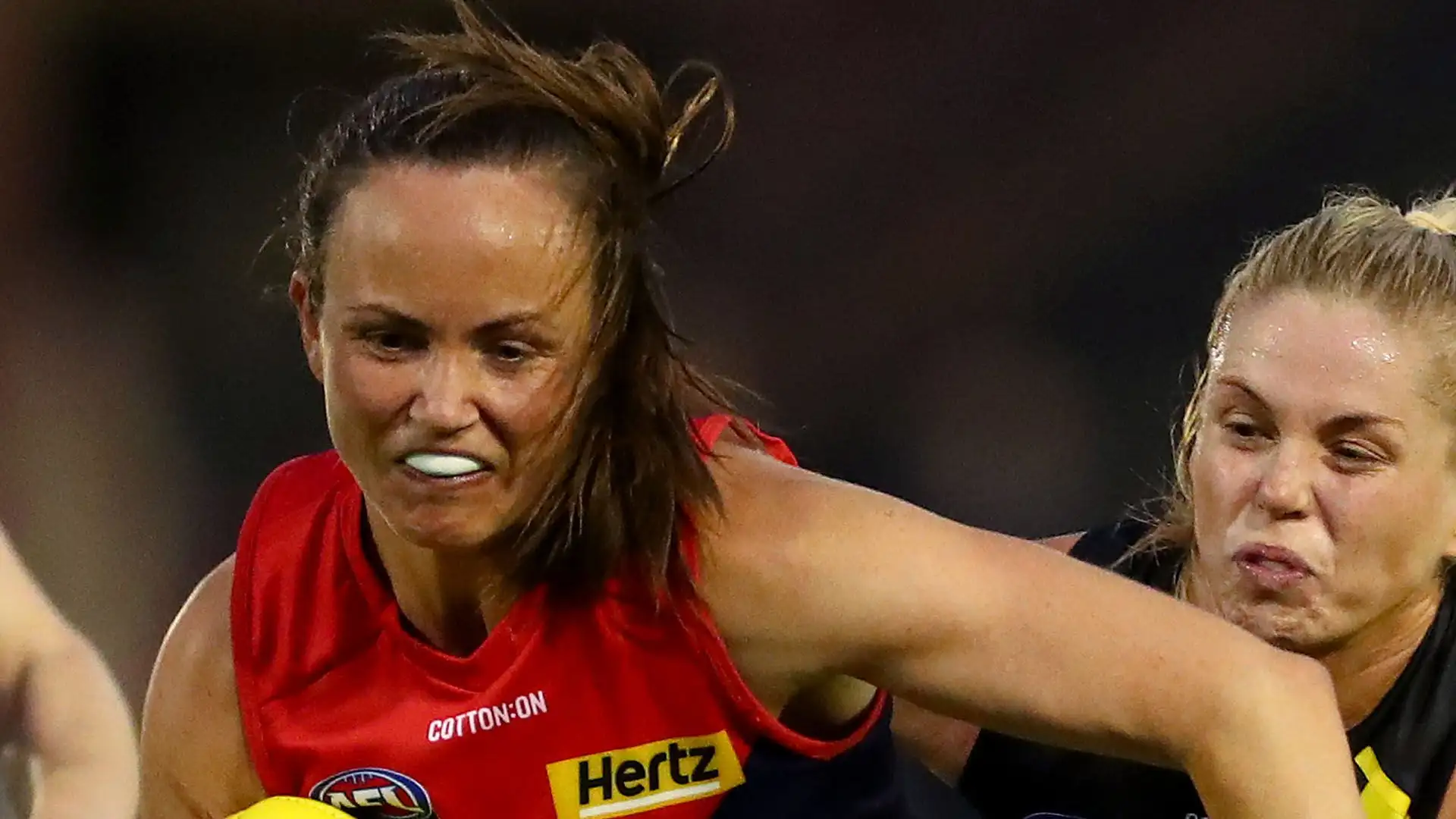 E' una calciatrice australiana che gioca per il Melbourne Football Club