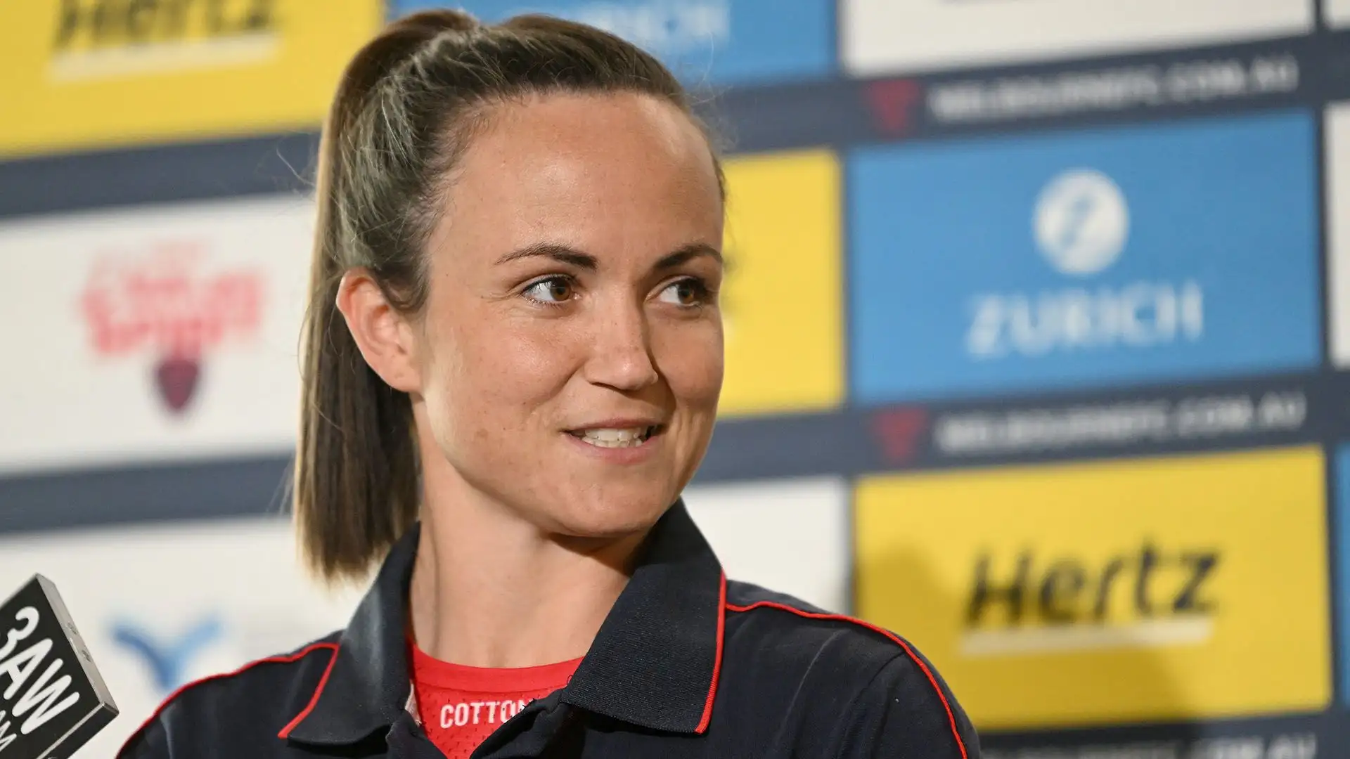 E' una calciatrice australiana che gioca per il Melbourne Football Club