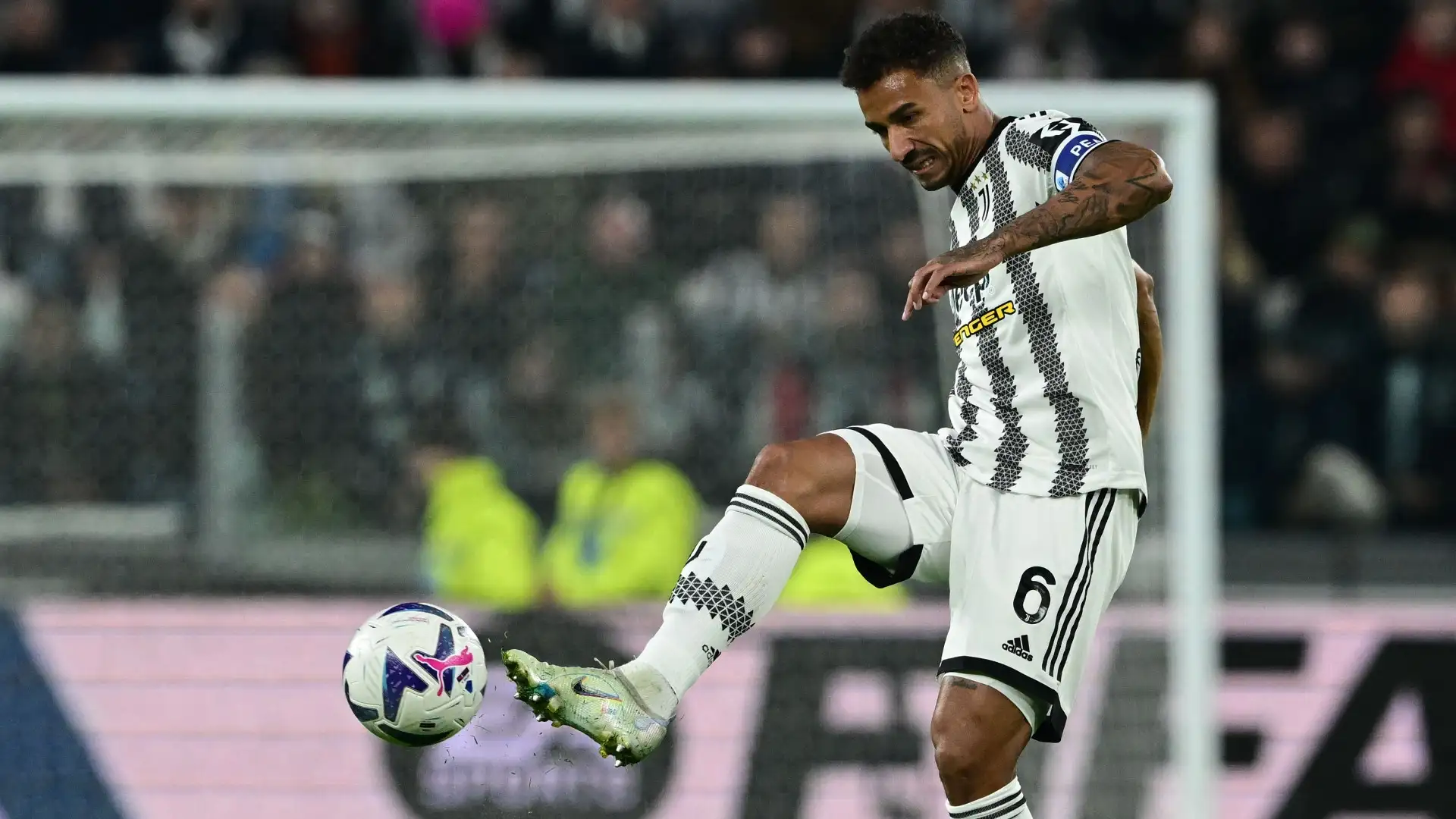 Danilo 7: trova anche il gol, ma il VAR annulla per tocco di mano. Guida la difesa da vero capitano.