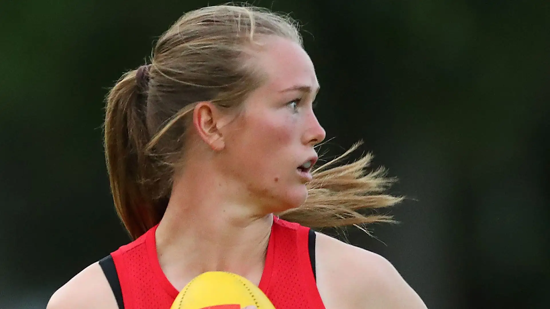 Gioca per il Melbourne Football Club nella competizione femminile AFL