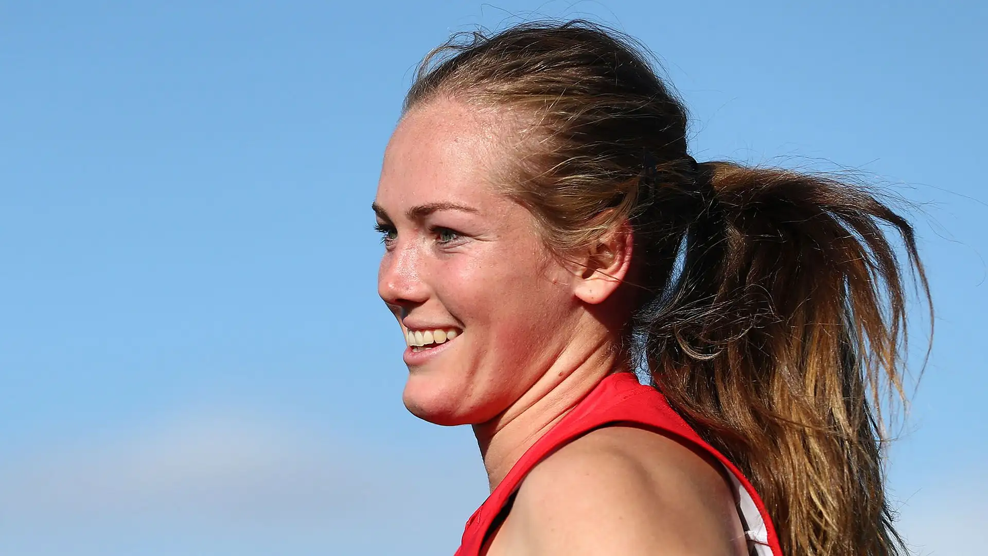 Gioca per il Melbourne Football Club nella competizione femminile AFL