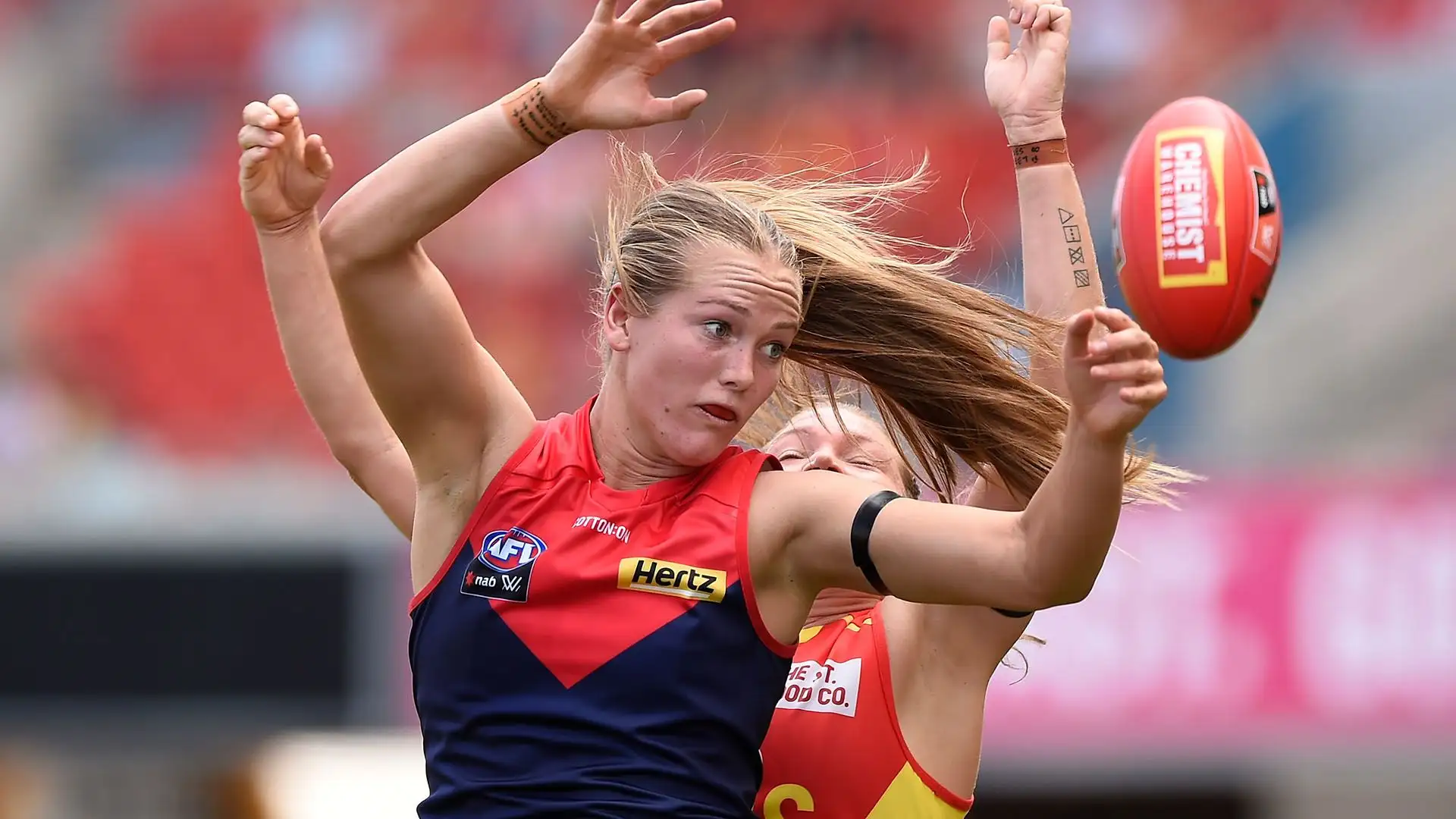 Gioca per il Melbourne Football Club nella competizione femminile AFL