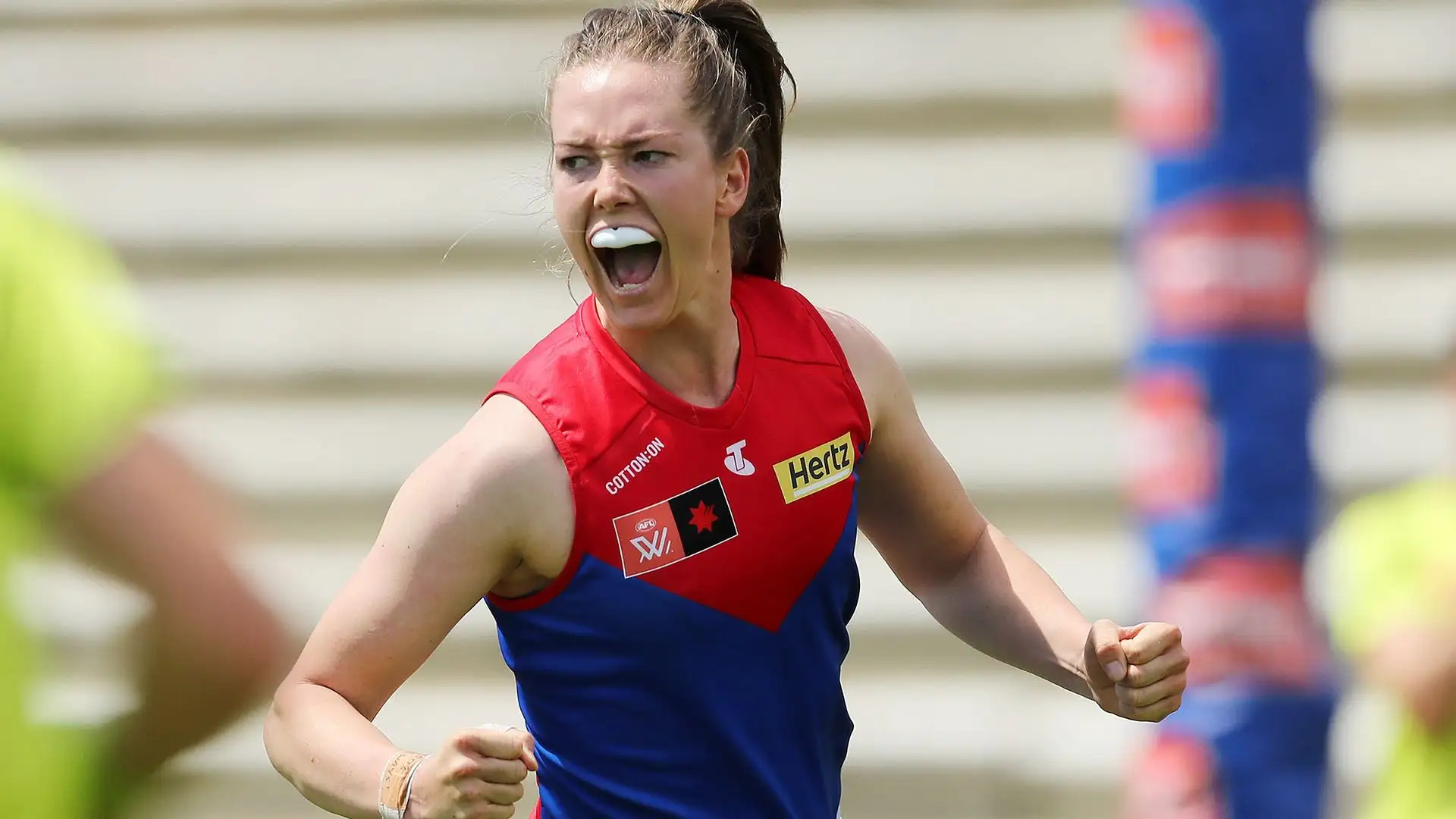 Gioca per il Melbourne Football Club nella competizione femminile AFL