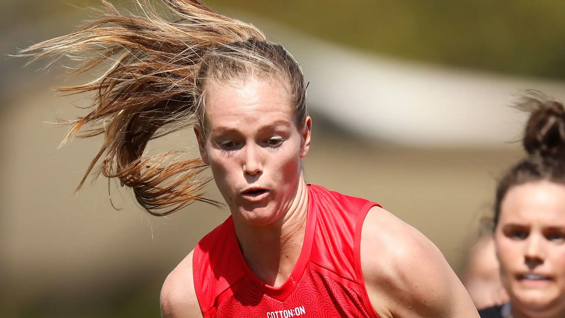 Gioca per il Melbourne Football Club nella competizione femminile AFL