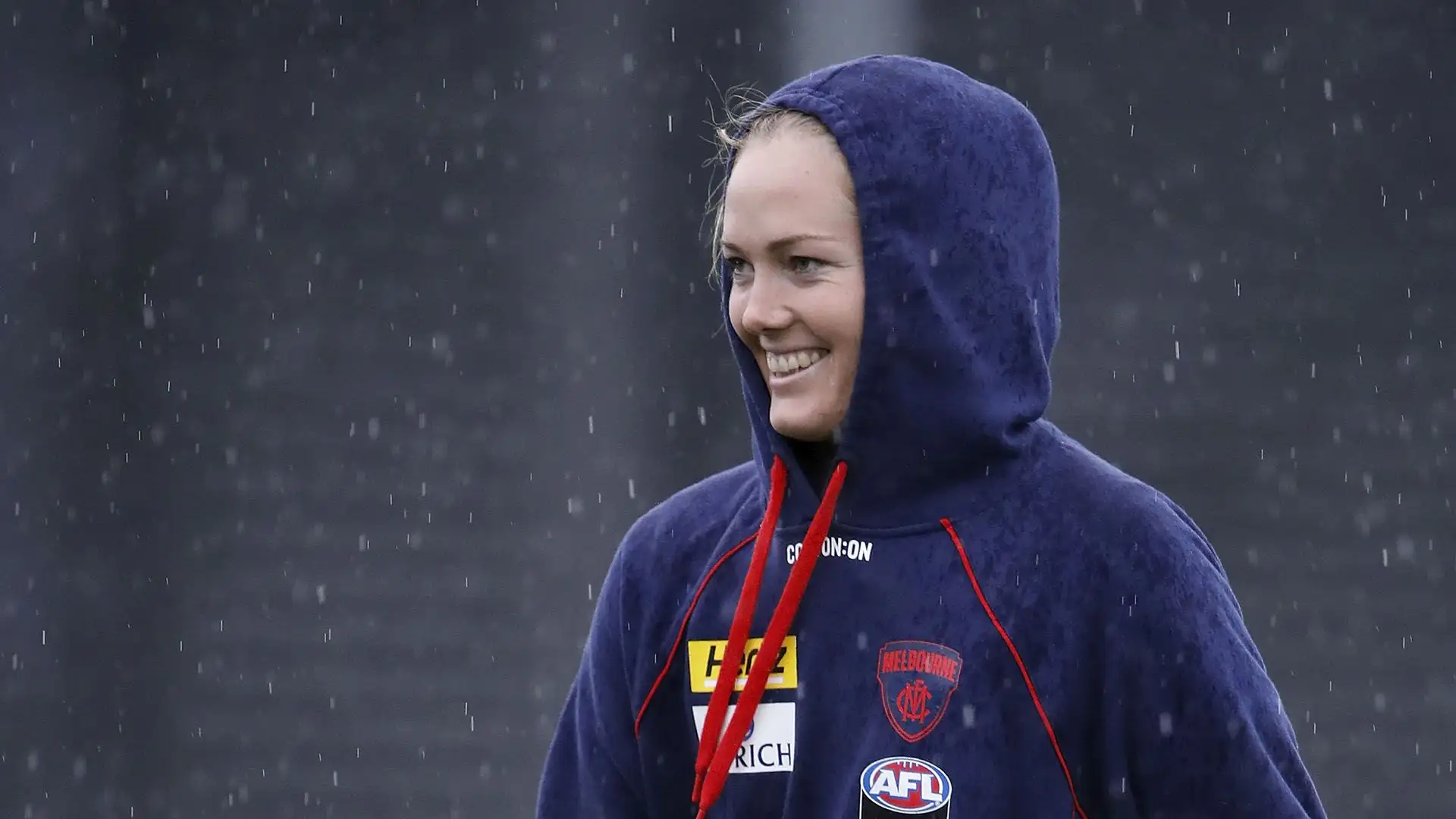 Gioca per il Melbourne Football Club nella competizione femminile AFL