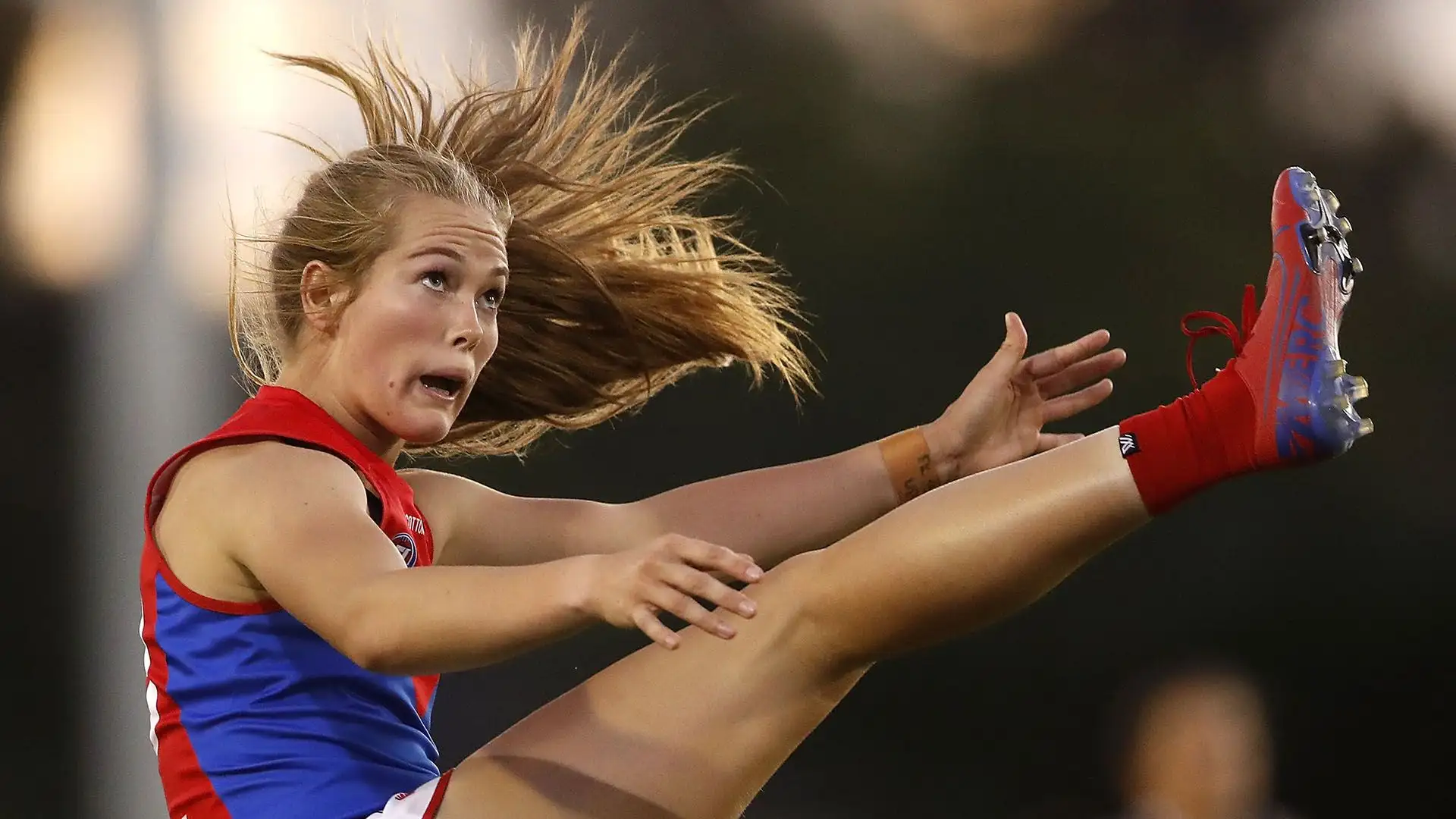 Gioca per il Melbourne Football Club nella competizione femminile AFL