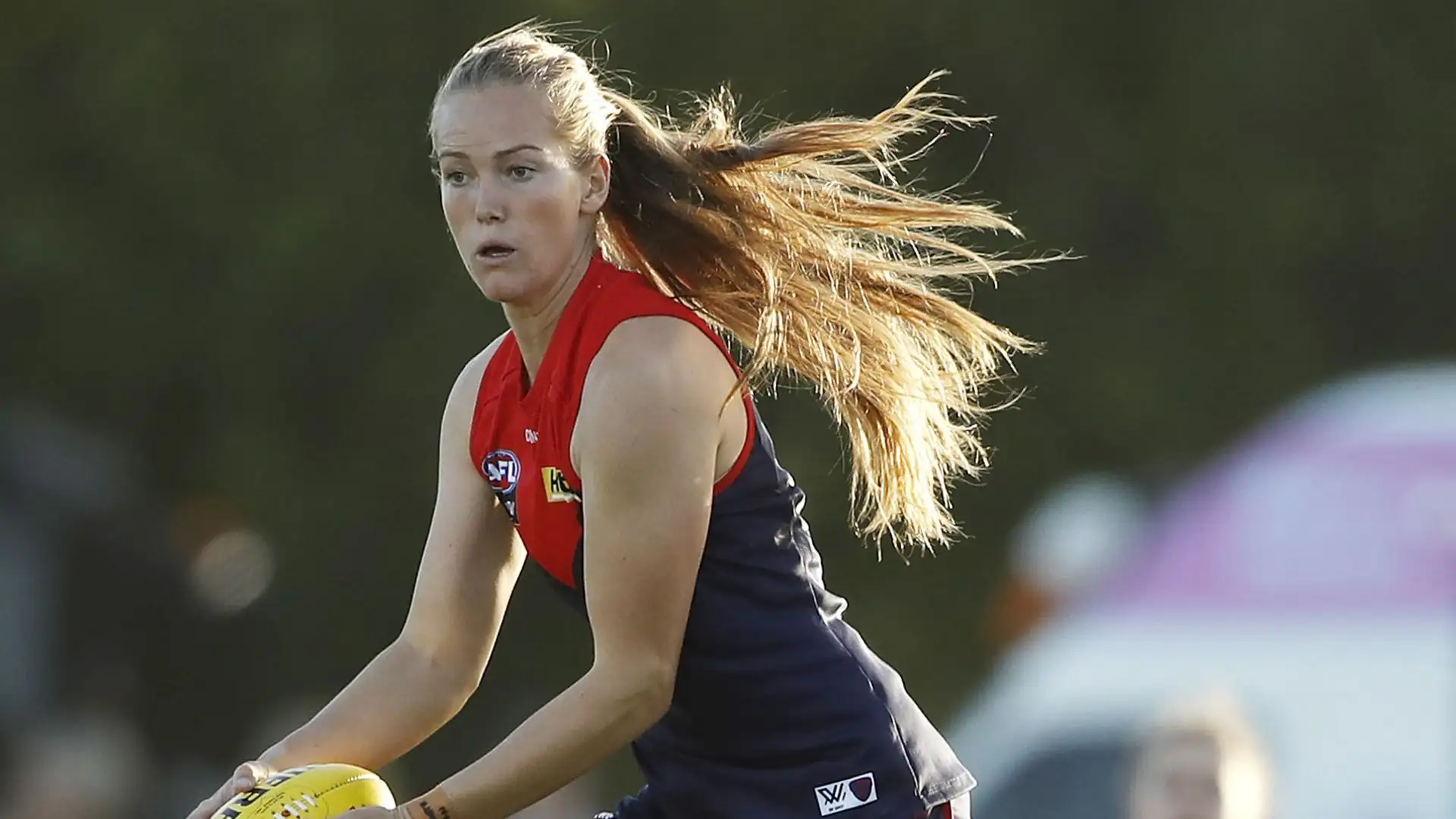 Gioca per il Melbourne Football Club nella competizione femminile AFL