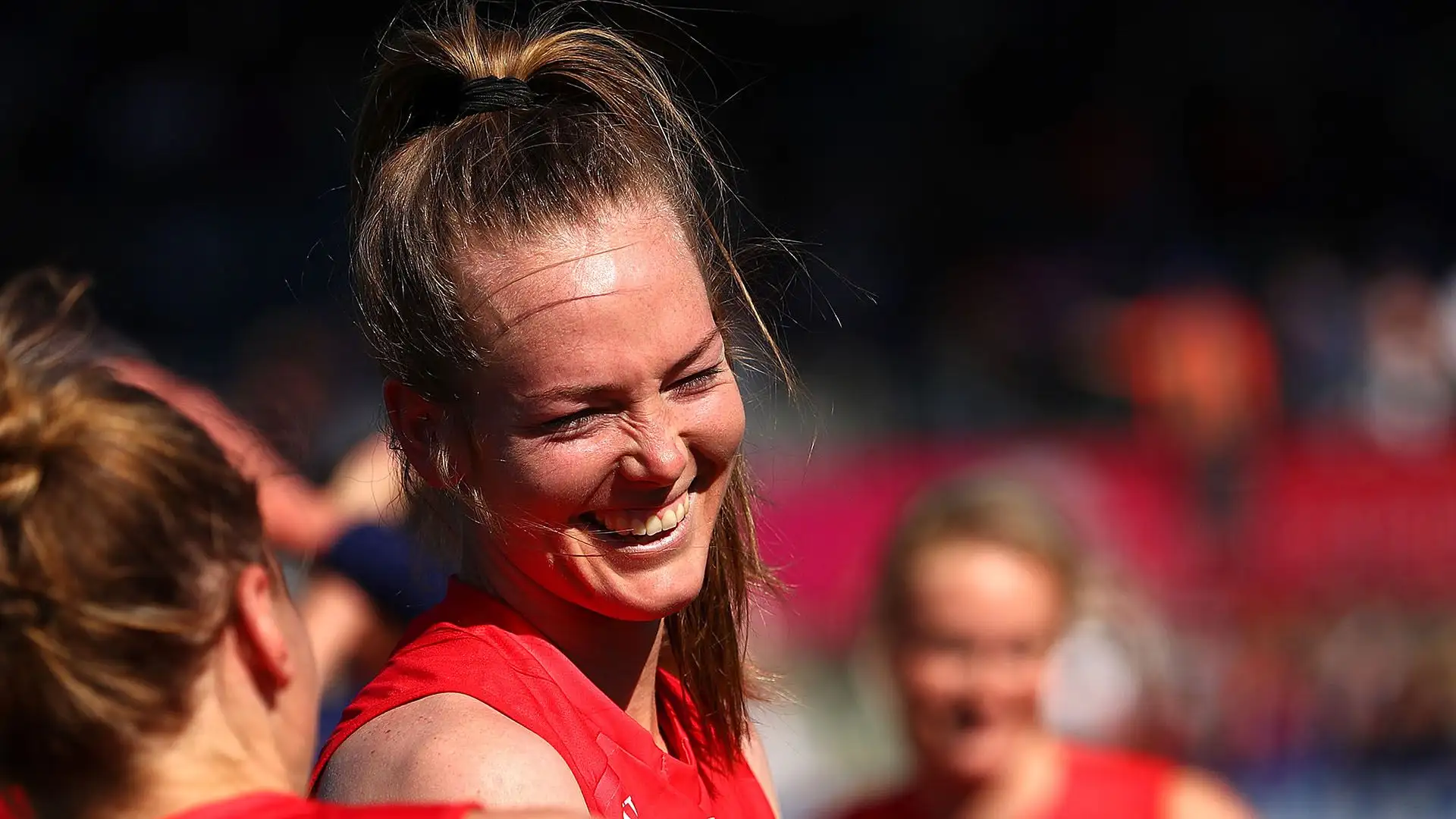 Gioca per il Melbourne Football Club nella competizione femminile AFL