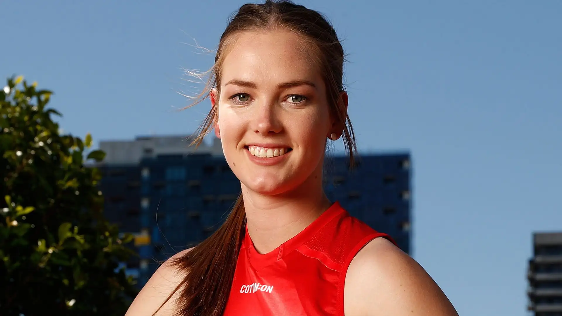 Gioca per il Melbourne Football Club nella competizione femminile AFL