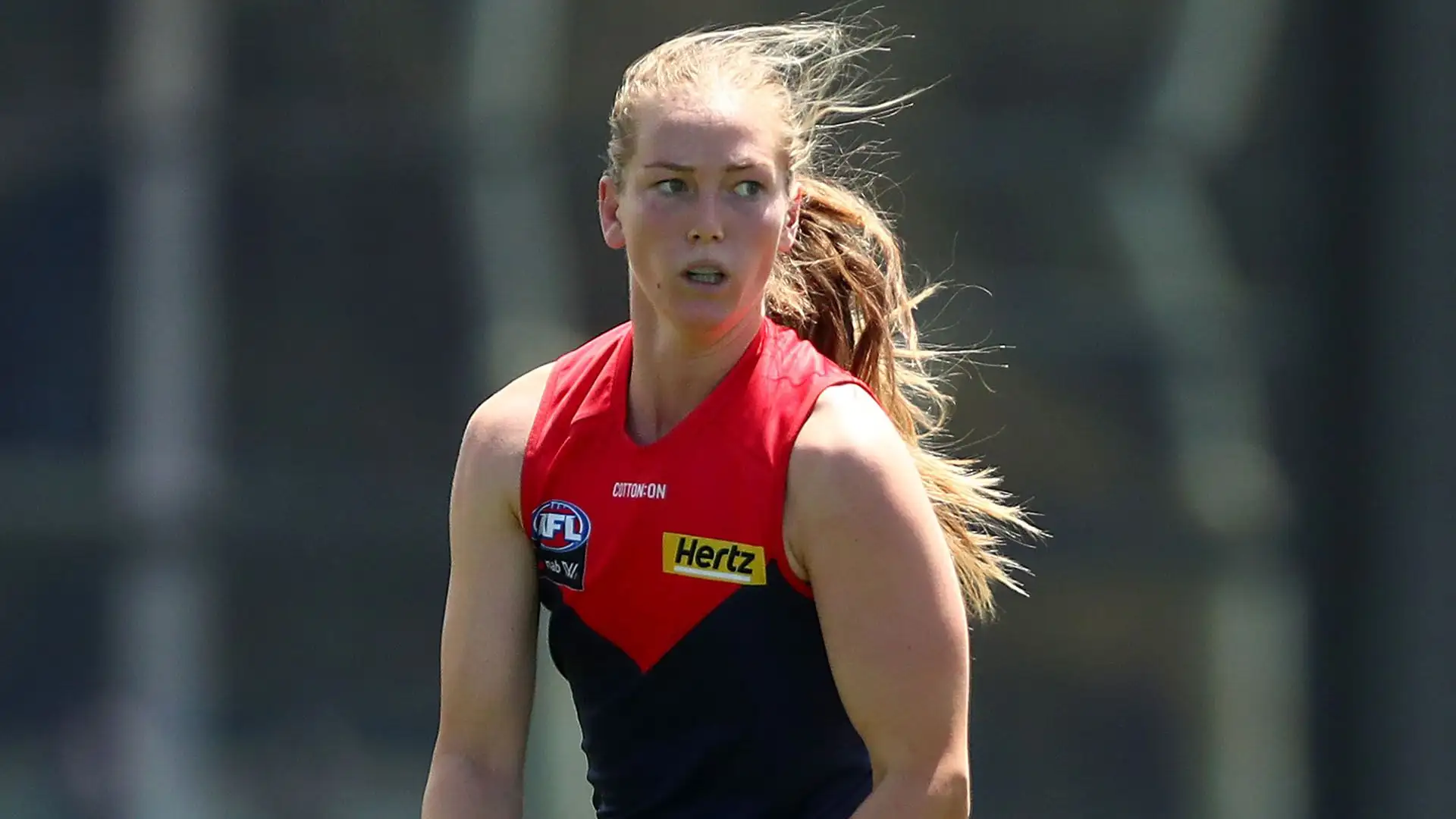 Gioca per il Melbourne Football Club nella competizione femminile AFL