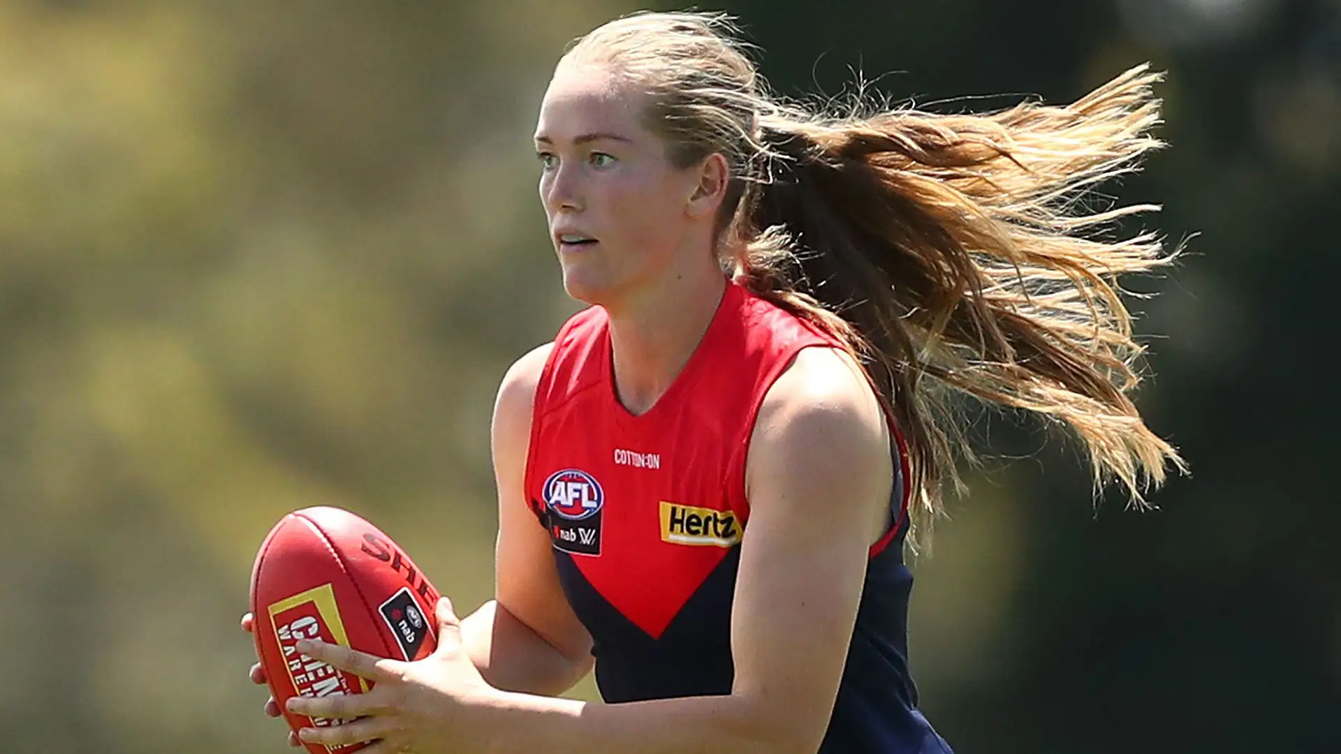 Gioca per il Melbourne Football Club nella competizione femminile AFL